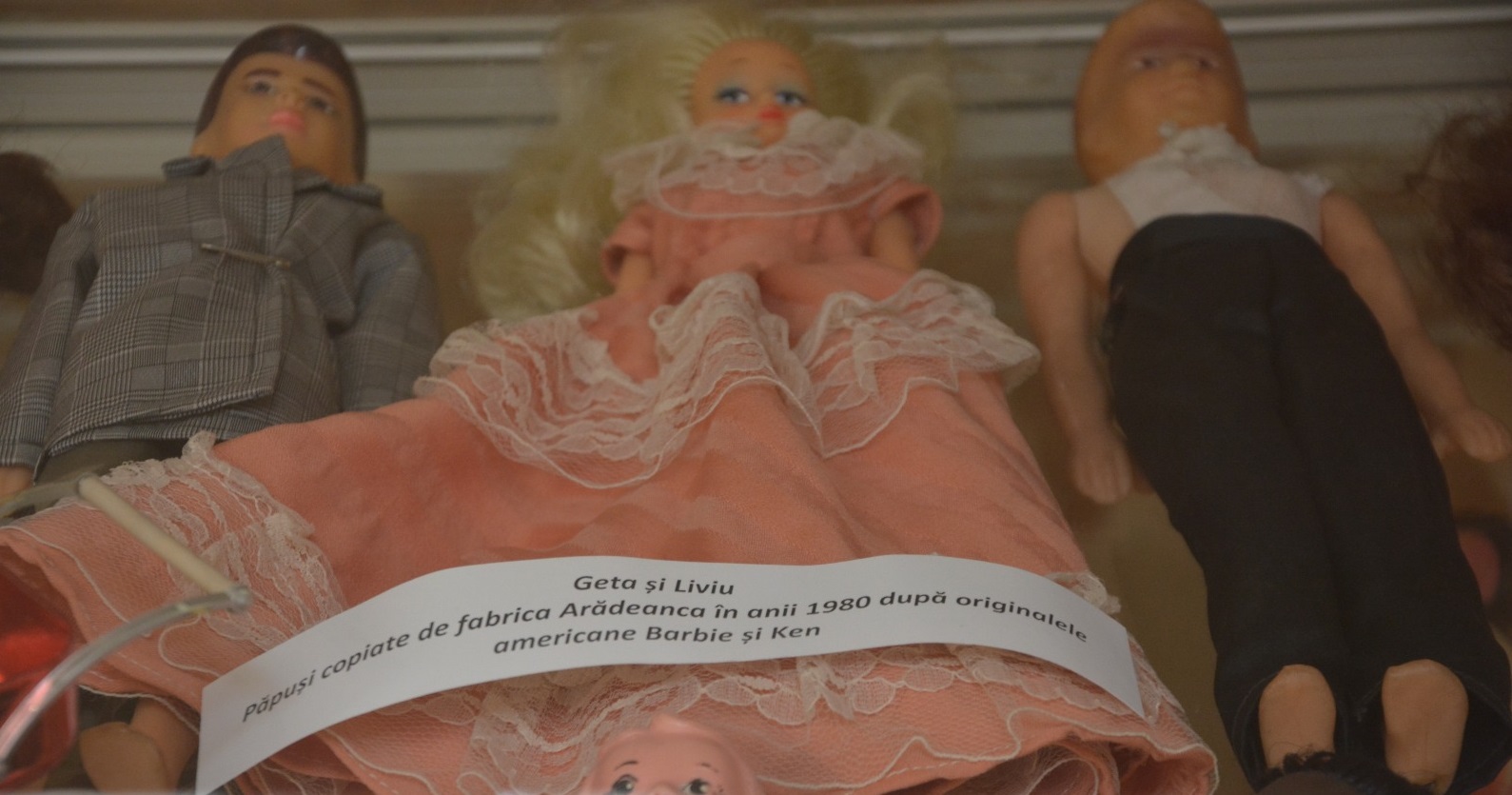 GALERIE FOTO/ Cea mai mare expoziție de jucării, în podul Muzeului de Istorie al Bucovinei. Geta și Liviu, replica românească a păpușilor Barbie și Ken