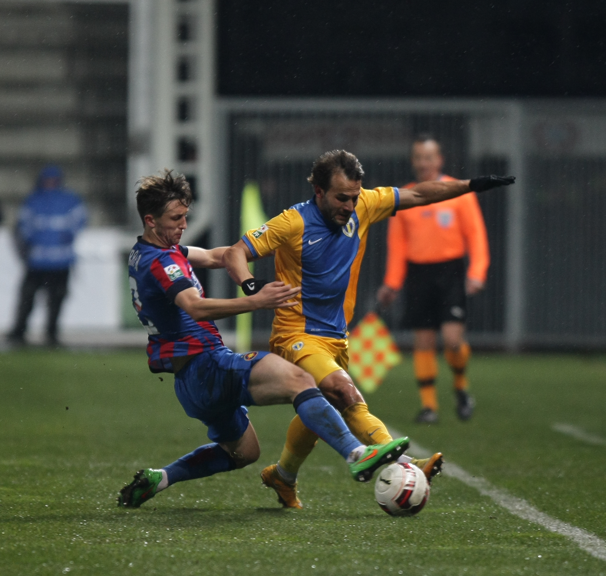 Cupa României, semifinale: PETROLUL - STEAUA 1-1. Arbitru ComănesKO / VIDEO
