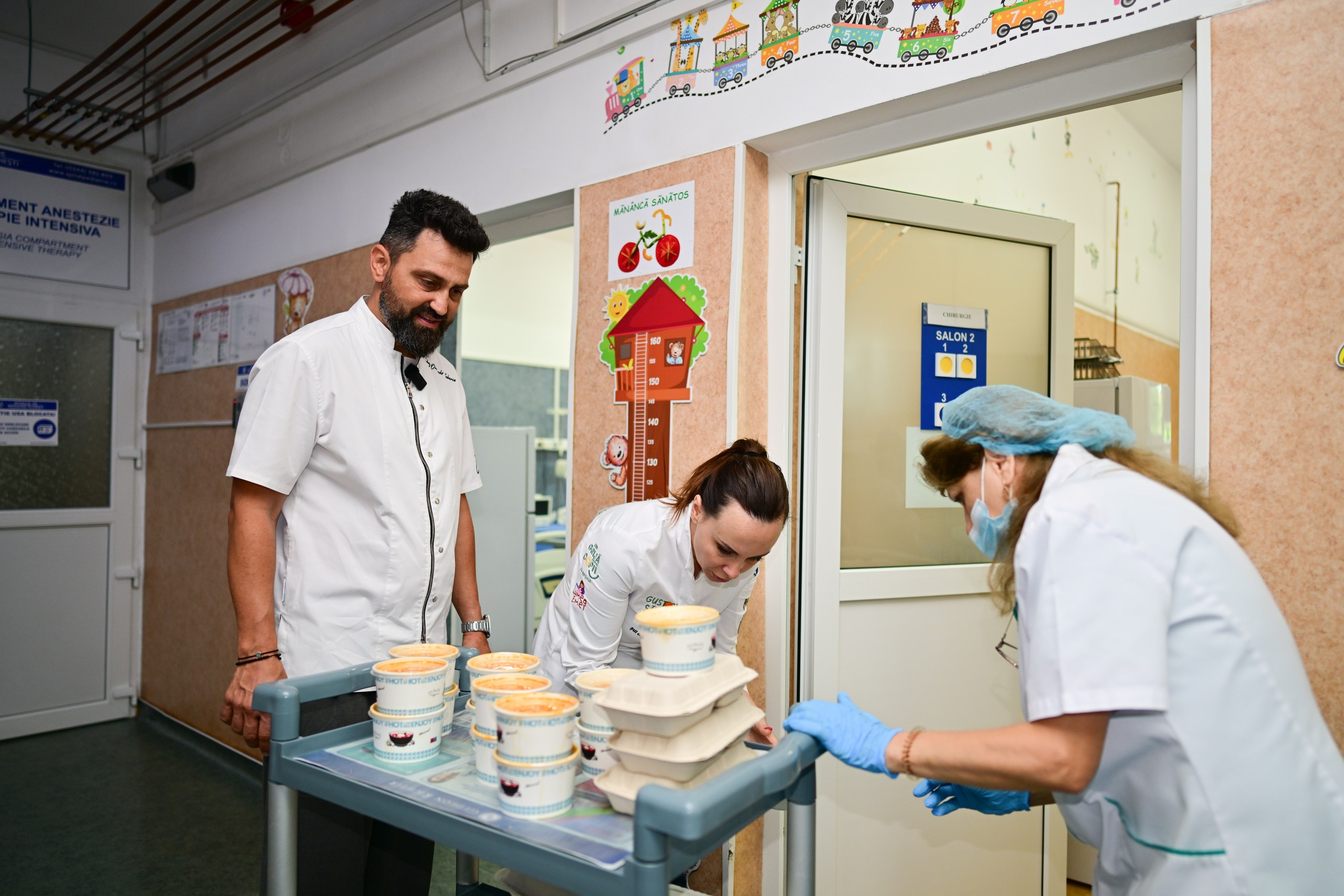 Cum a apărut chef Orlando Zaharia la Spitalul de Pediatrie din Ploiești. Juratul „Chefi la cuțite” a surprins mai mulți copii