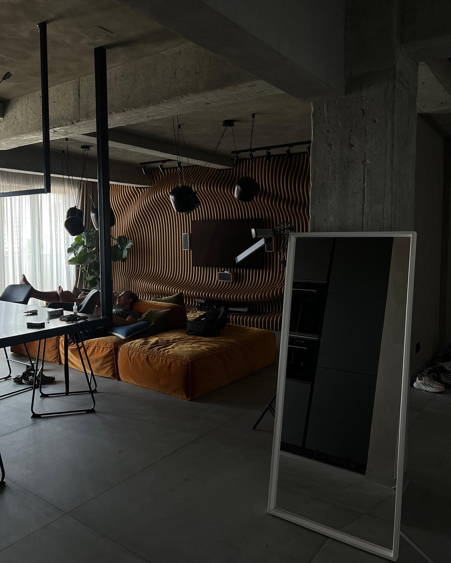 Imagini cu apartamentul în care locuiesc Carmen Grebenișan și Alex Militaru. Deși a investit o avere, vedeta se mută din penthouse-ul din București