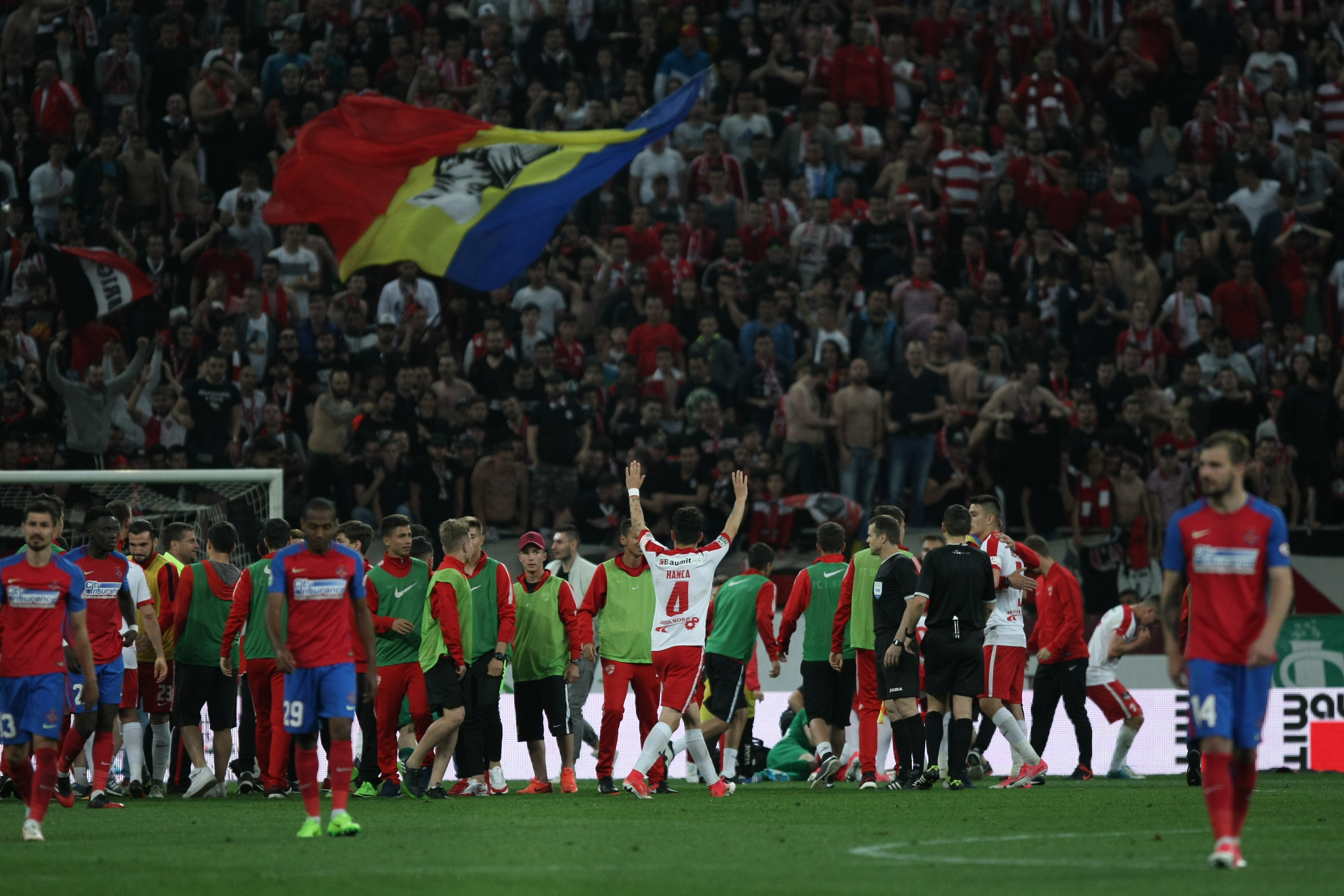Liga I, etapa a 8-a, play-off: Dinamo - FCSB 2-1. Derby decis în minutul 96, din penalty! ”Cazul Bricheta”, nimica toată pe lângă bombardamentul de pe Arena Națională. Reghe, scandal cu arbitri | LIVE&VIDEO