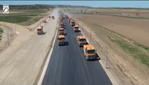 Imagini de pe șantierul Autostrăzii Moldovei A7. UMB a așternut două straturi de asfalt pe 20 de kilometri ai tronsonului Bacău – Pașcani