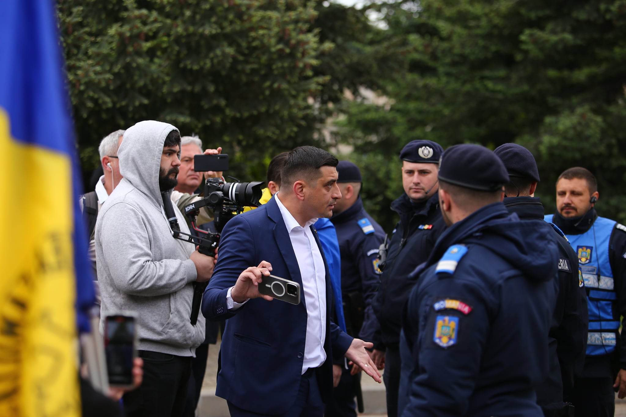 Îmbrânceli între manifestanți și jandarmi la protestul AUR față de „legile antinaționale”, la poarta Parlamentului