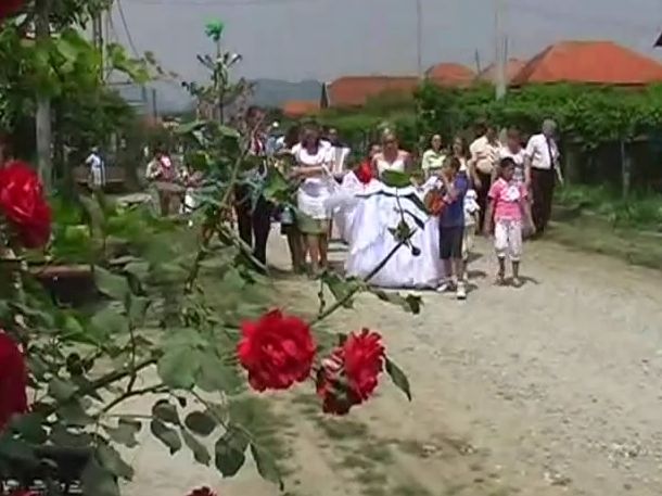 Incredibil cum arăta Maria Constantin la prima sa nuntă. Cum a fost fotografiată pe uliță și gestul aducător de ghinion pe care l-a făcut | FOTO