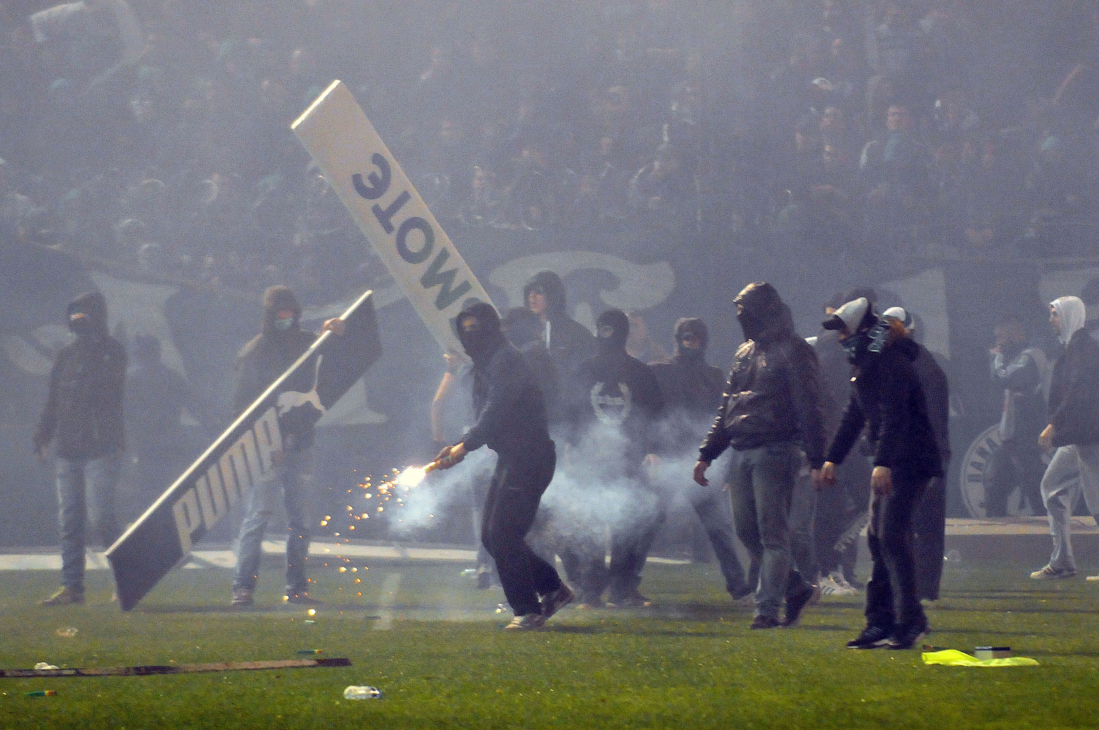Haos la Atena. Derby-ul campionatului Greciei, anulat din cauza violenței / GALERIE FOTO&VIDEO