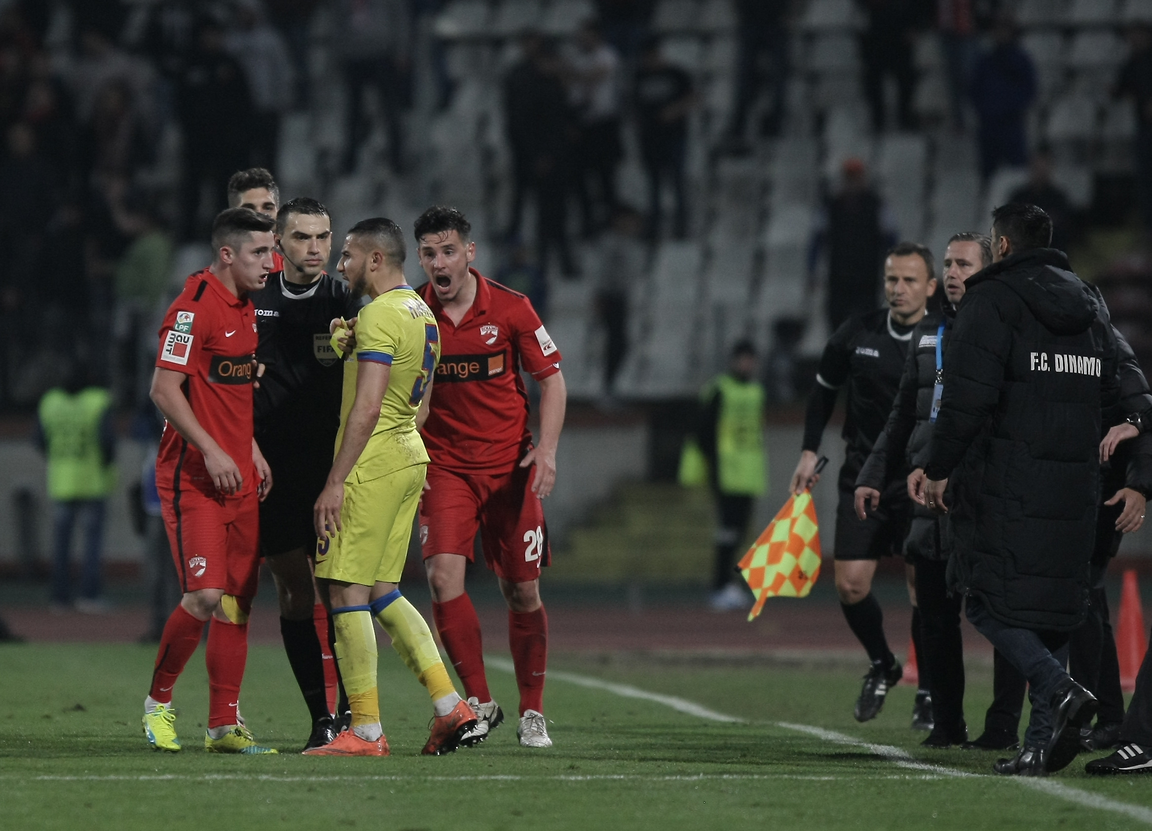 Tensiuni la Steaua. Campionii se critică între ei, după ce au scăpat victoria în finalul derby-ului cu Dinamo: ”Retragere inexplicabilă în repriza a doua. Bicfalvi a egalat, după o greșeală a lui Papp” / FOTO&VIDEO