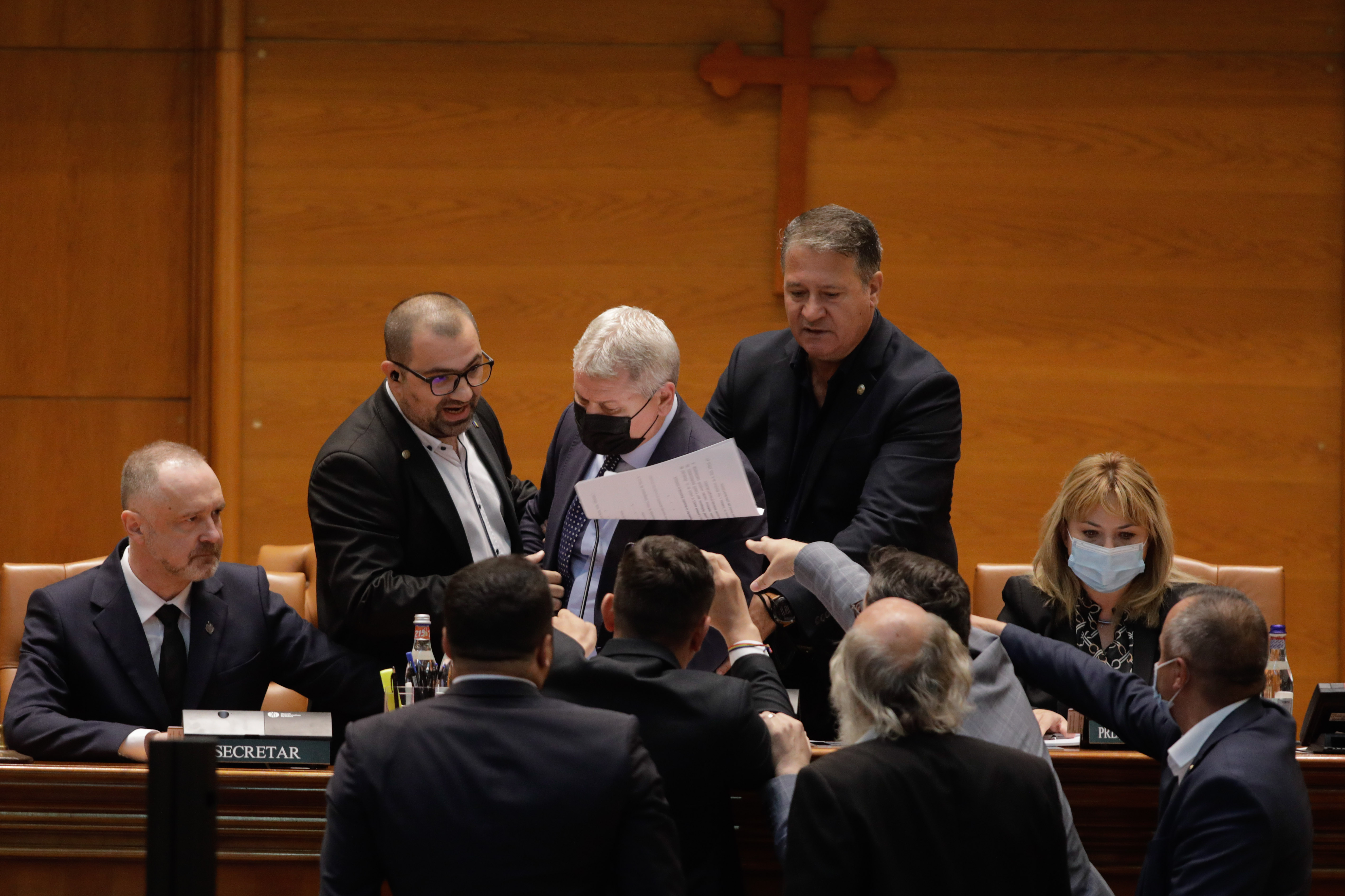 Scandal în Parlament, înainte de citirea moțiunii de cenzură: Florin Roman, evacuat de la prezidiu de parlamentarii AUR