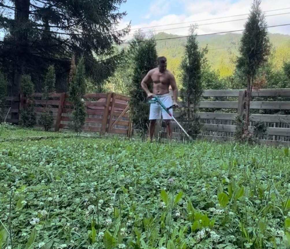 Valentin Sanfira, la bustul gol în timp ce tunde iarba în curte. Artistul și-a pus fanele pe jar. „La muncă mă ajută și pe mine cineva?”