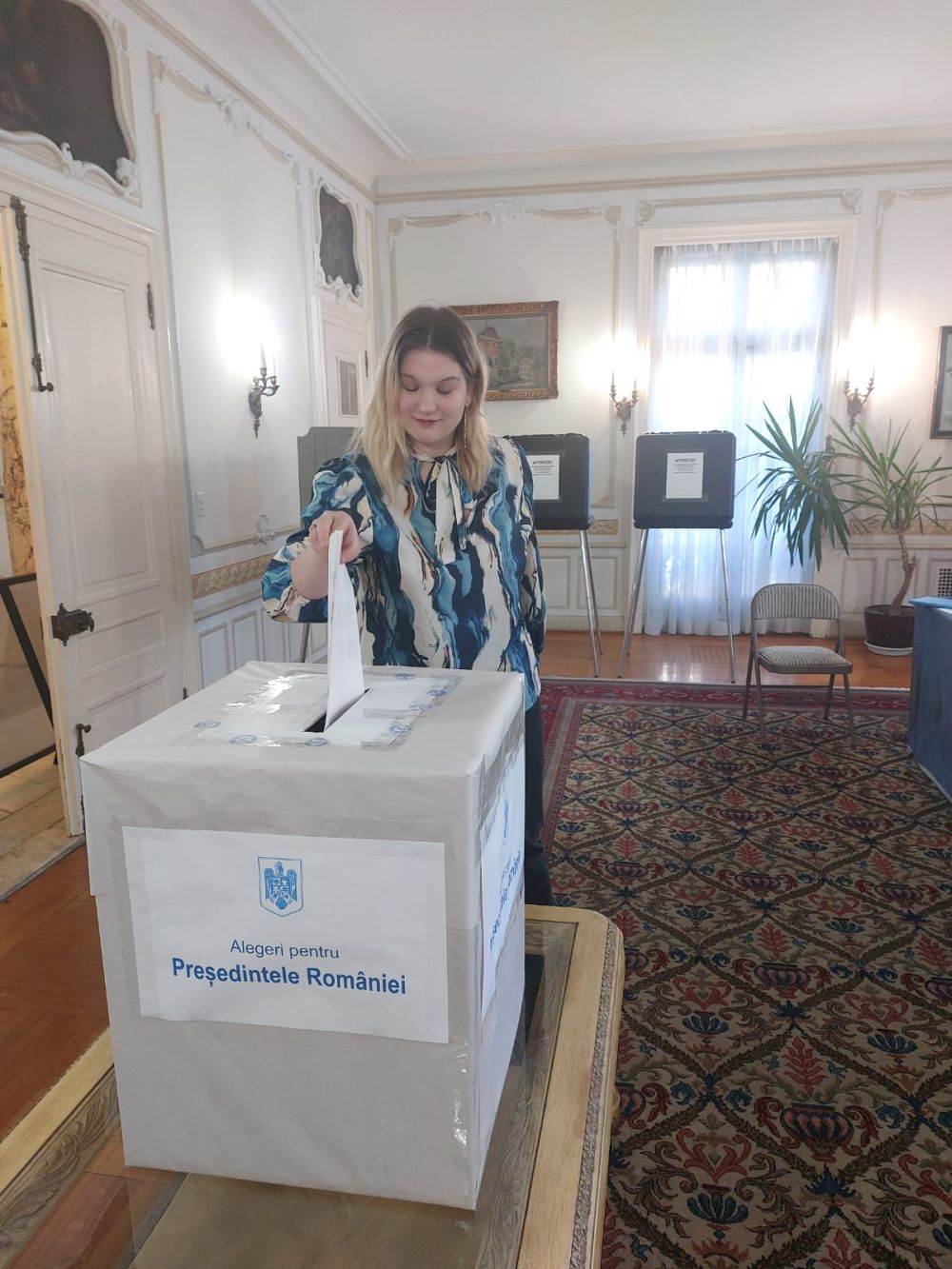 Imagini cu românii care au votat în diaspora la alegerile prezidențiale. Cel mai vârstnic alegător are 100 de ani