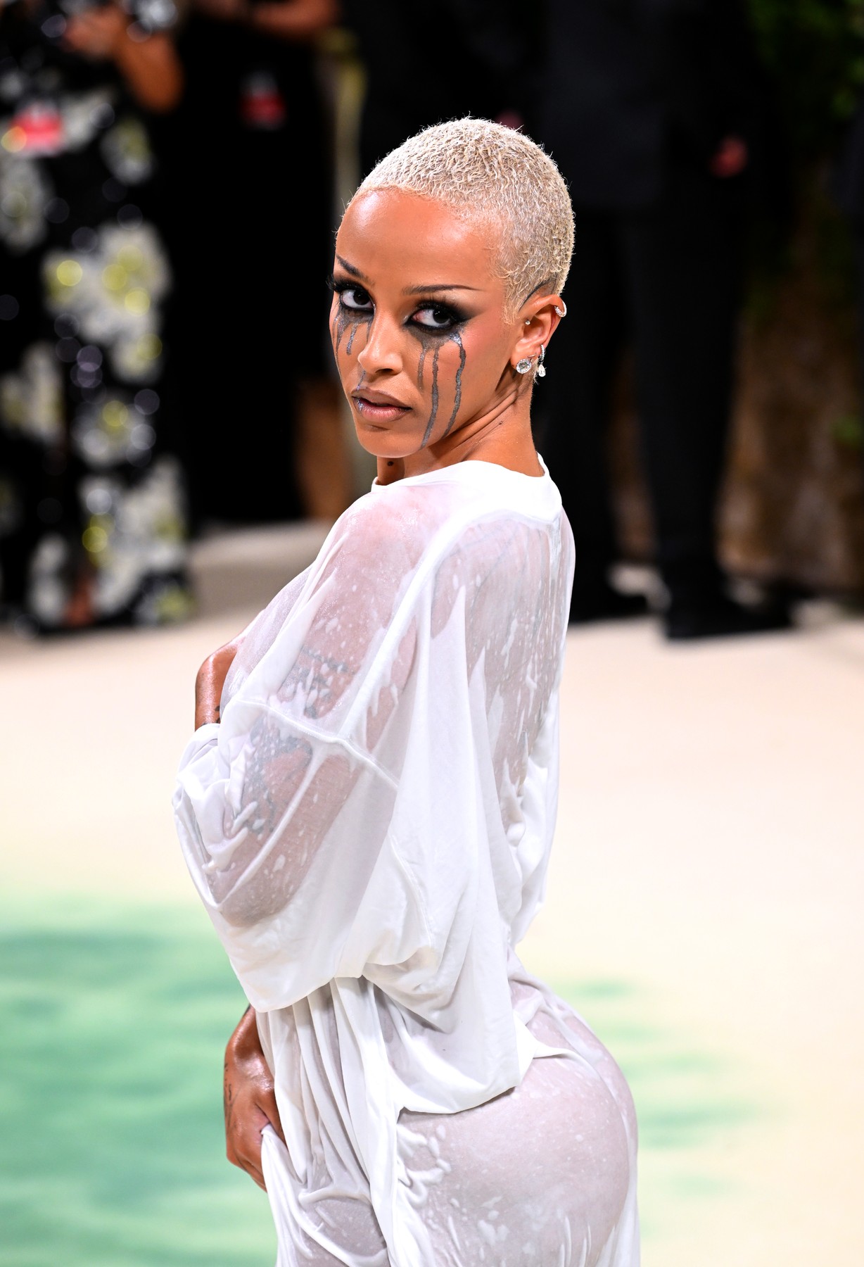 Doja Cat a apărut îmbrăcată într-o rochie udă la Met Gala 2024. De la hotelul unde a fost cazată a plecat acoperită cu un prosop