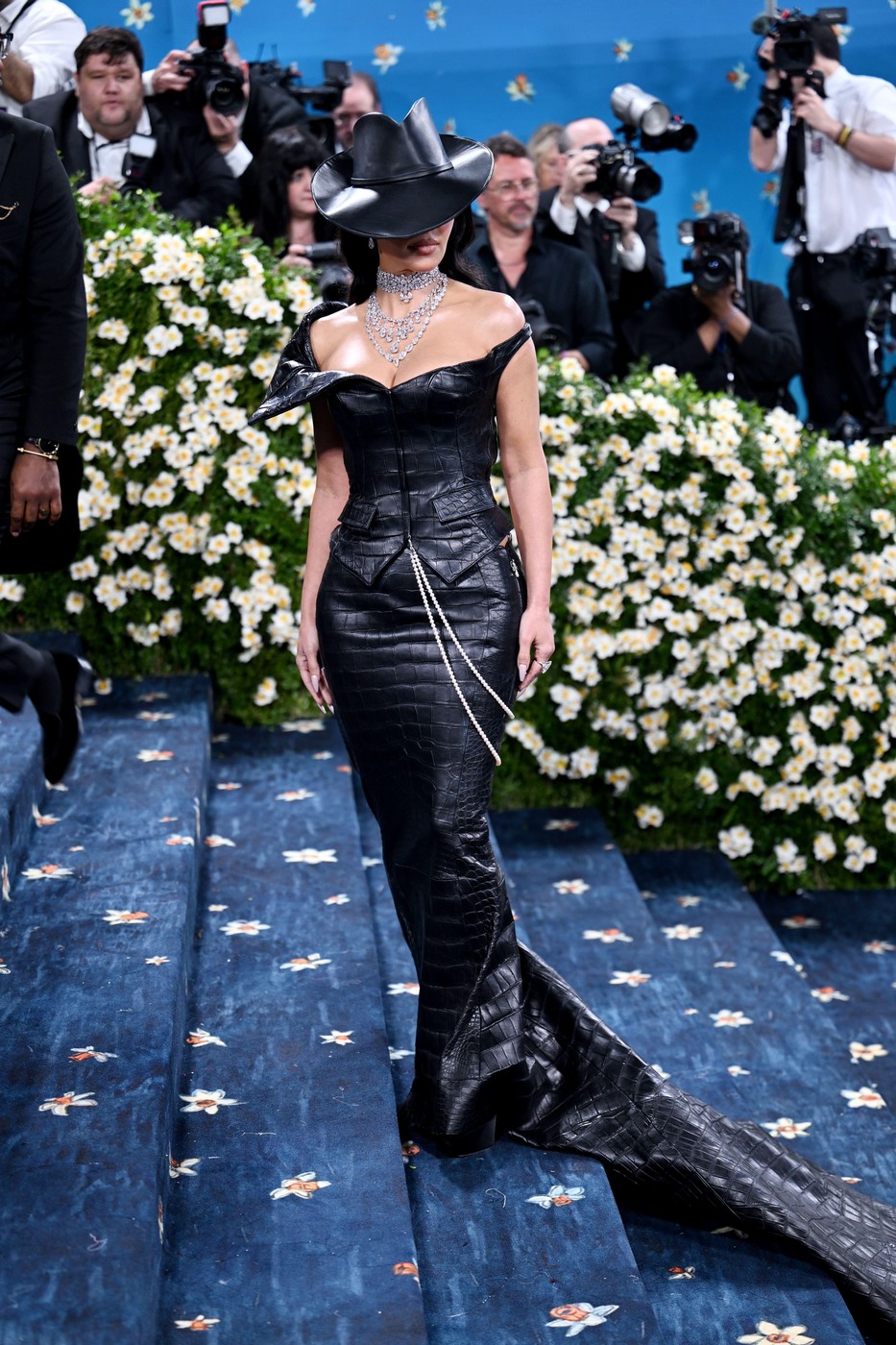 Met Gala 2025. Reacția lui Kim Kardashian după ce un agent de securitate a călcat-o pe rochie. Gestul ei, surprins de camerele de filmat