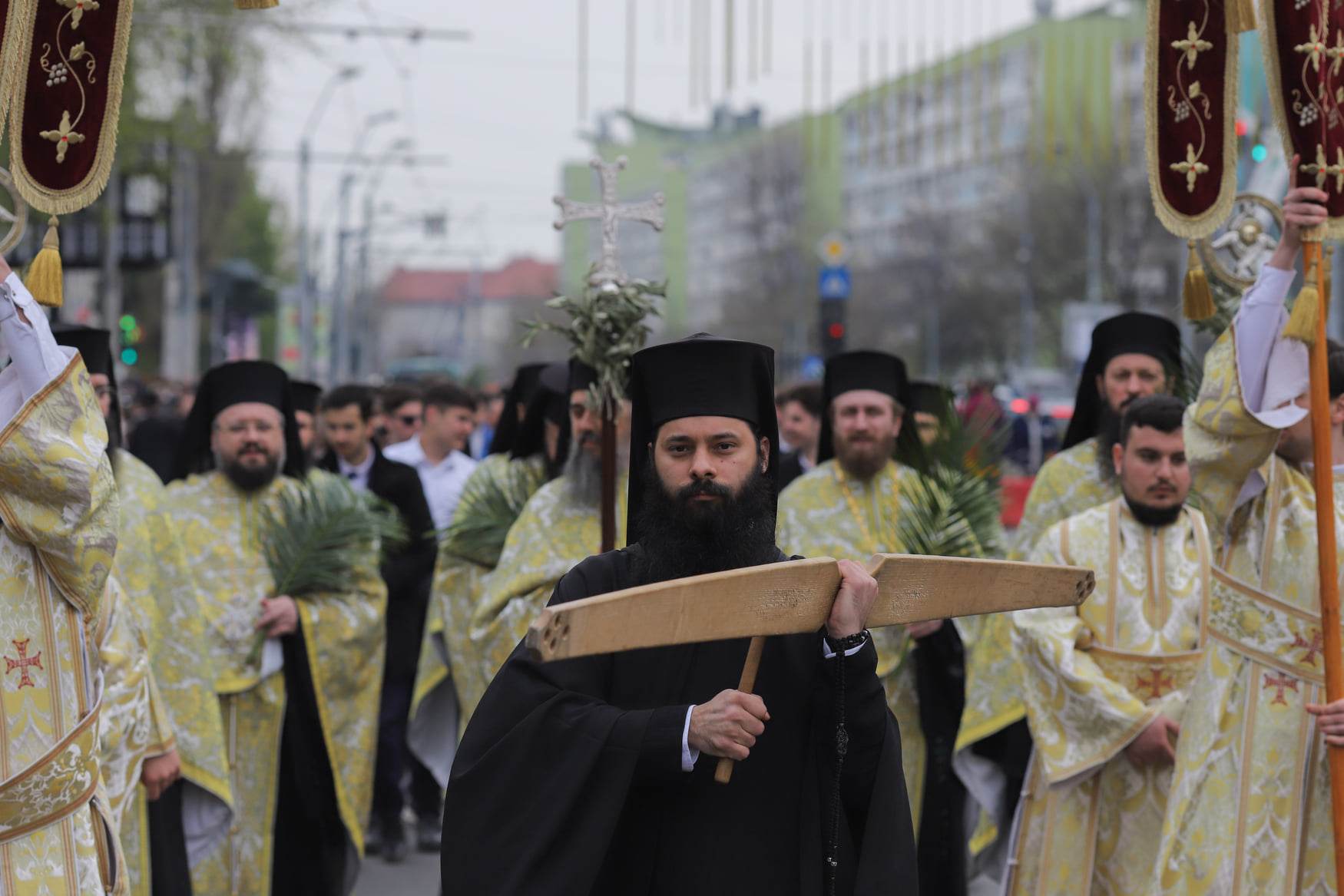 Pelerinaj de Florii în București. Sute de oameni au luat parte la procesiune. Traficul a fost restricționat. FOTO
