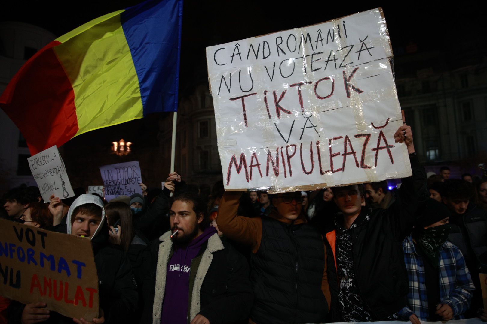Protest la București, împotriva lui Călin Georgescu. „Vrem răspunsuri clare, nu dezinformare”