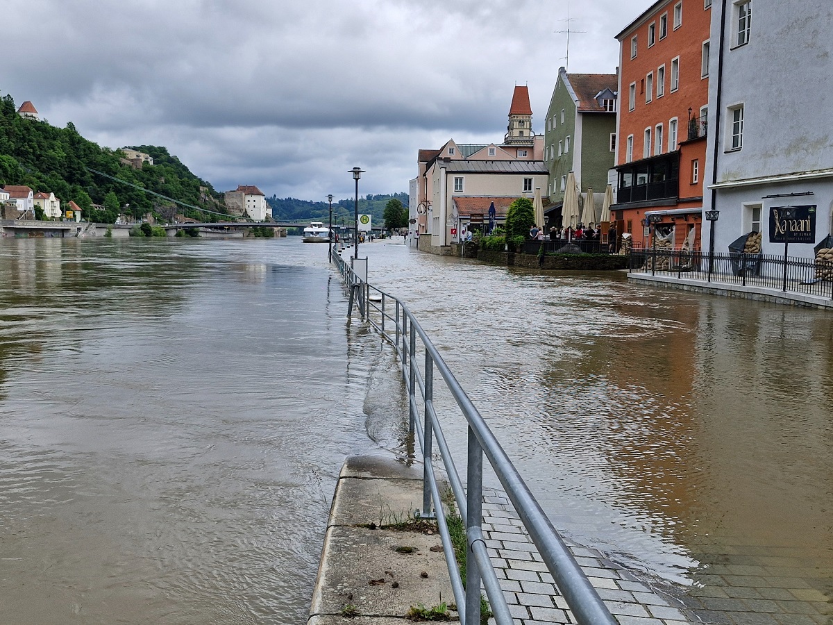 Nivelul apei pe Dunăre e de două ori mai mare decât în mod normal în orașul german Passau și fluviul și-a revărsat apele pe străzi