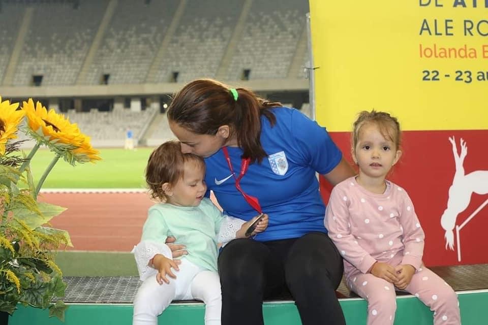 Aruncătoarea de suliță Eliza Oană, revelația Internaționalelor României: Încă o alăptez pe cea mică, iar soțul îmi spune: De unde atâta putere, când copiii te sorb de putere?