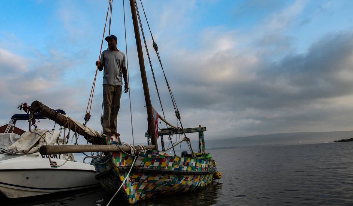 Flipflopi, barca de 9 metri construită din 30.000 de șlapi și 10 tone de plastic, a navigat 500 km, din Kenya până în Zanzibar