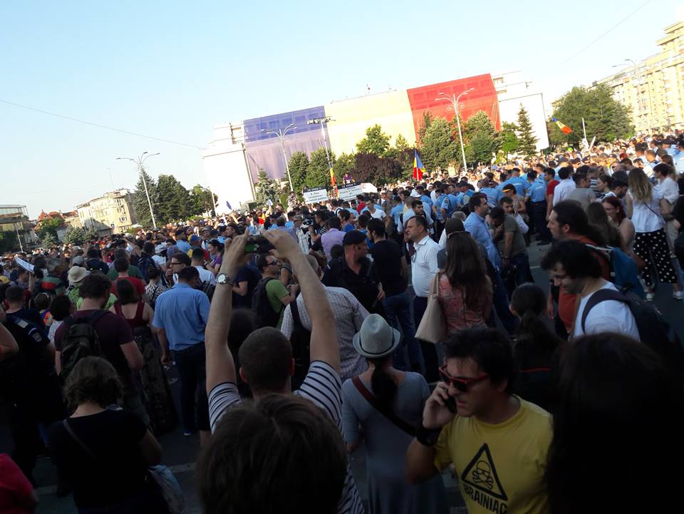 UPDATE. Protest în Piața Victoriei față de adoptarea CPP. Oameni amendați și îmbrânceli cu jandarmii (Foto&Video)