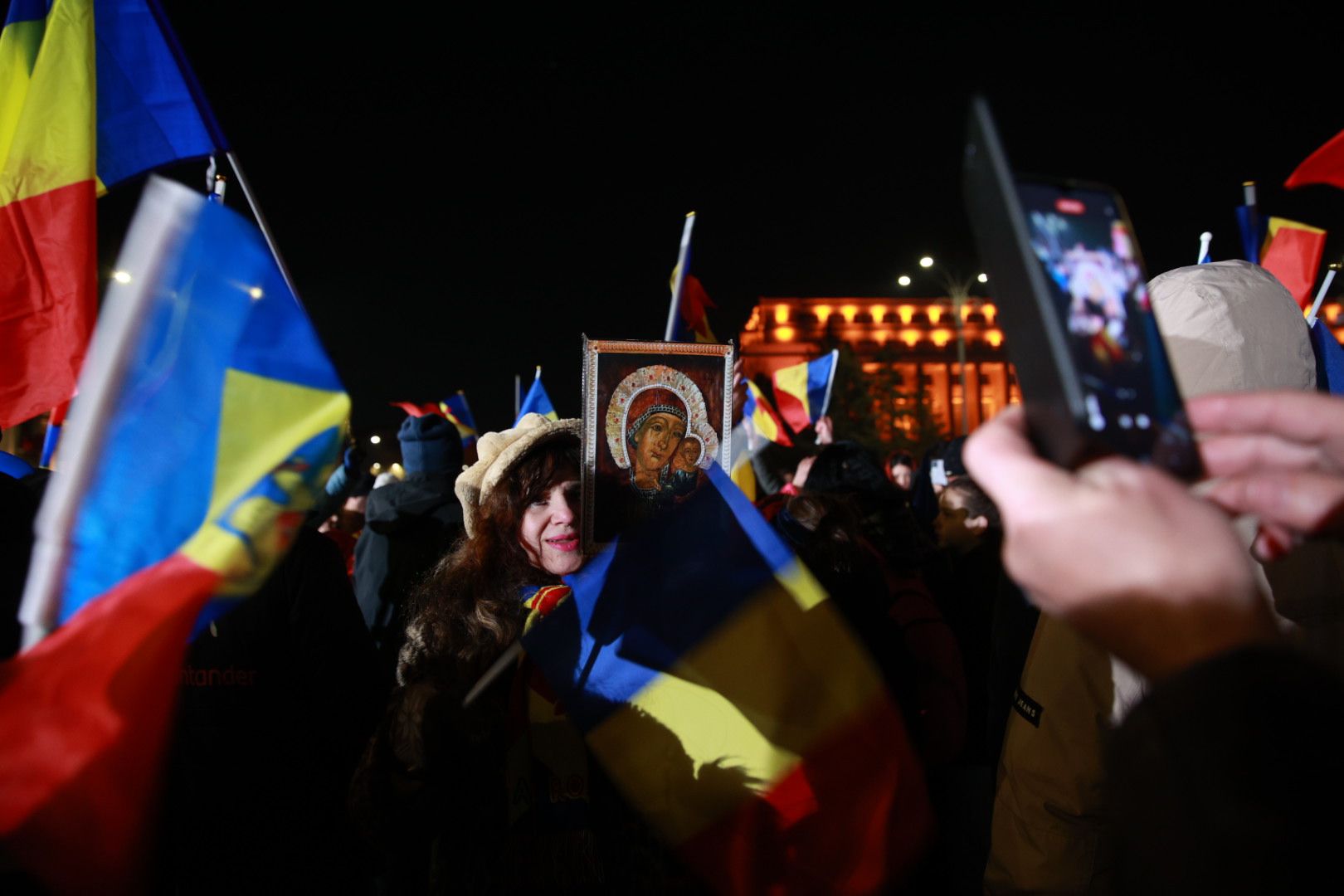 LIVE TEXT: Zeci de mii de oameni la protestul organizat de AUR în București. Mai mulți protestatari aveau asupra lor cuţite, bricege și substanţe interzise