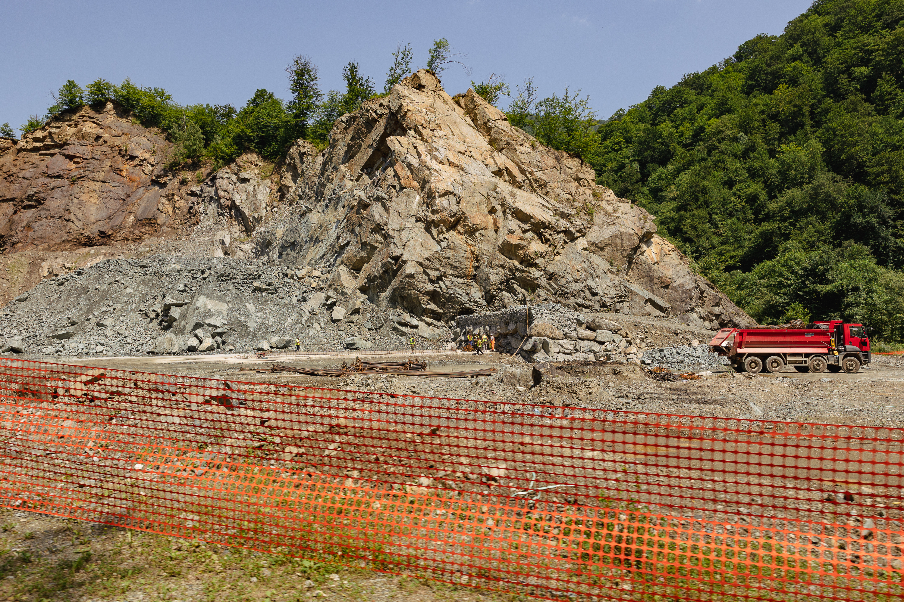 REPORTAJ Valea Oltului - viața după barieră. În lipsa traficului, natura își revine și nu prea, iar ministrul Grindeanu supraveghează cu drona progresul lucrărilor