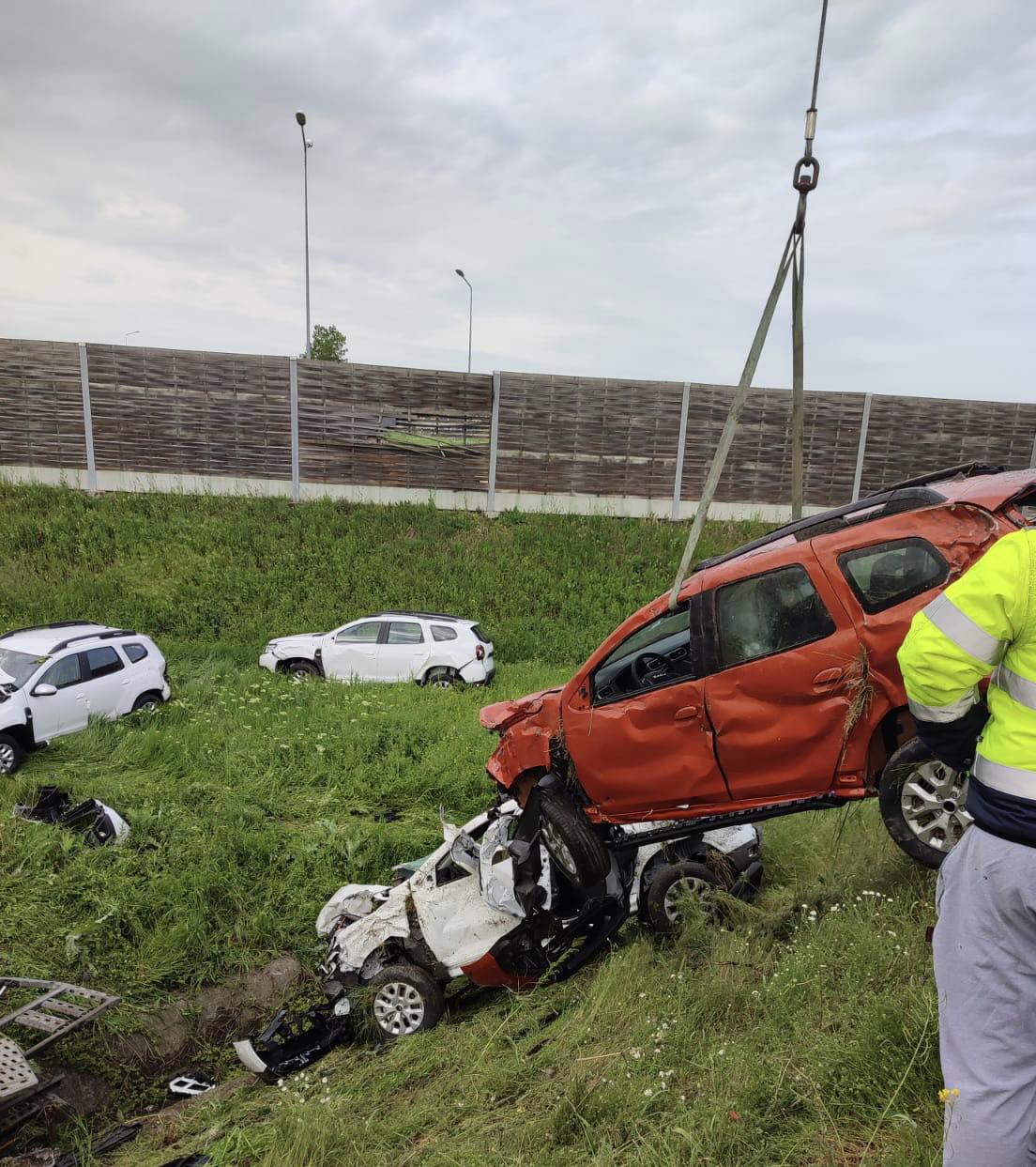 Dacii Duster împrăștiate pe câmp, la ieșirea de pe Autostrada Vestului, în Arad. Șoferul care le transporta pe platformă a murit la spital