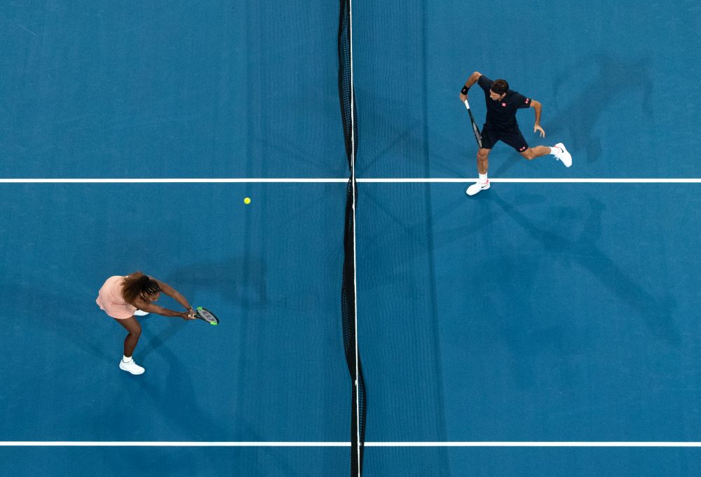 FOTO&VIDEO | Meciul pe care toți iubitorii tenisului l-au așteptat! Giganții Roger Federer și Serena Williams au fost adversari pe teren. "A fost o mare plăcere"