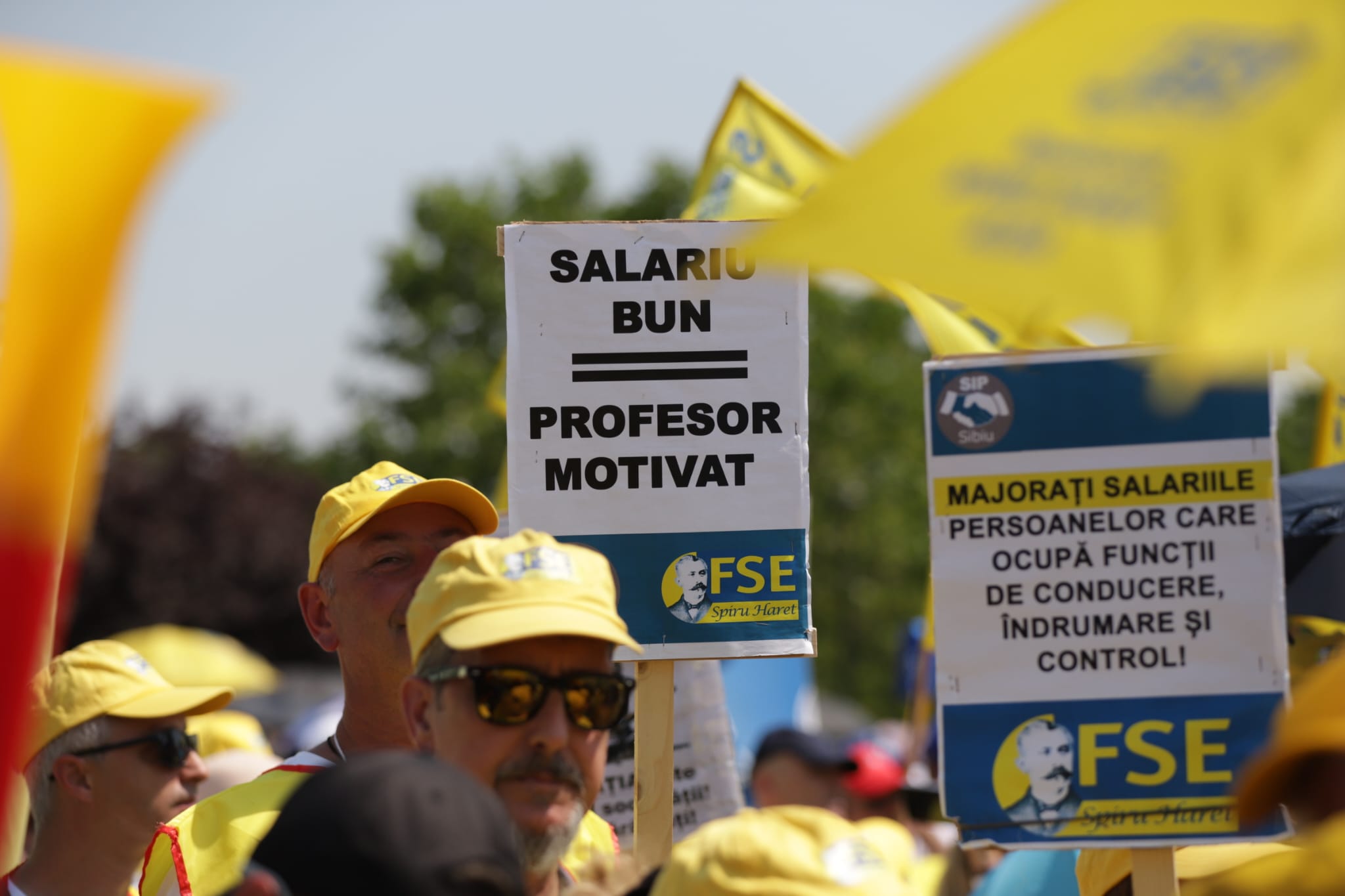 Profesorii și angajații din Sănătate protestează în fața Parlamentului chiar în ziua când Guvernul Bolojan își asumă măsurile de austeritate