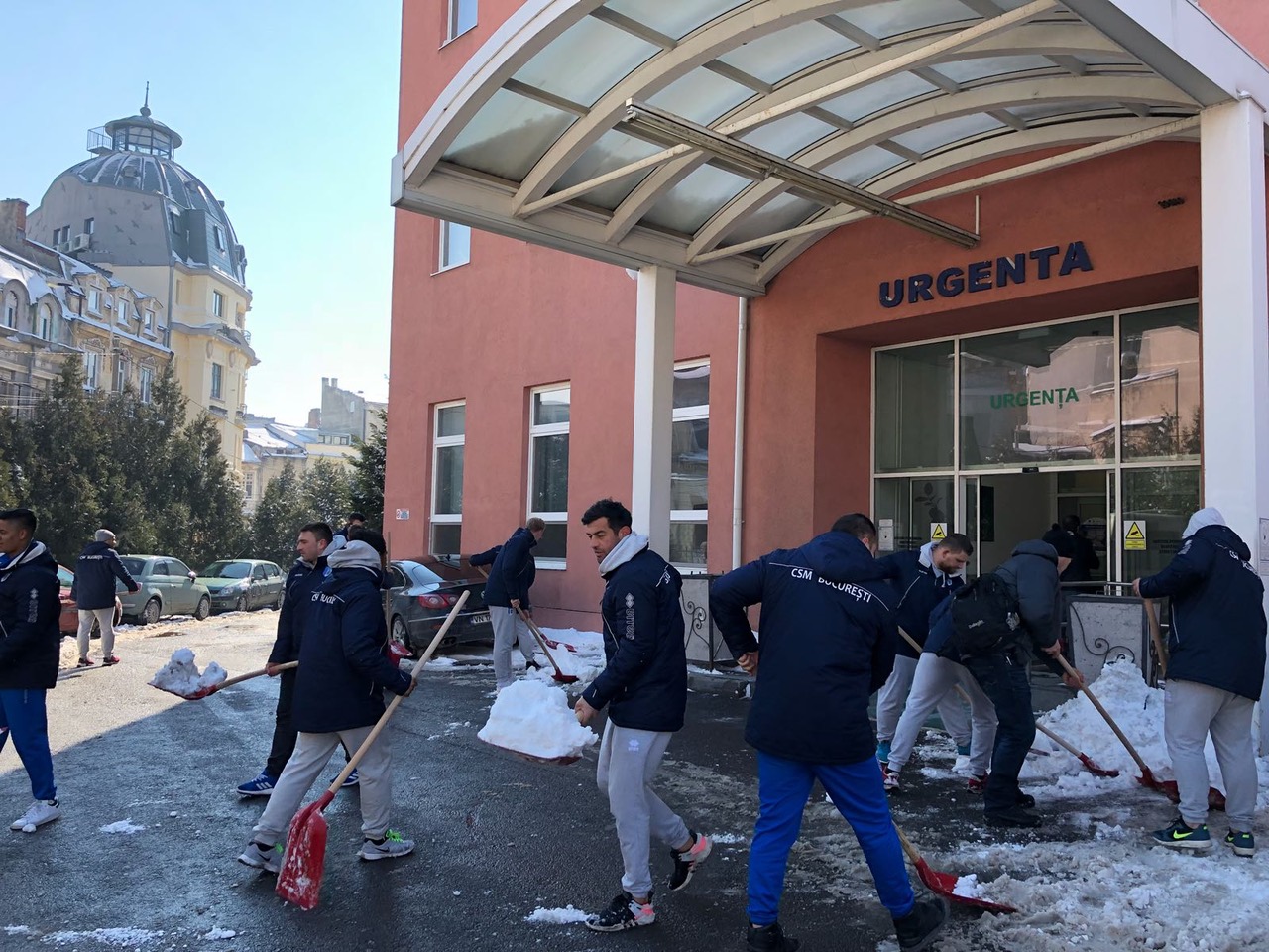 Sportivii de la CSM București au pus mâna pe lopată și au ieșit la deszăpezire / GALERIE FOTO
