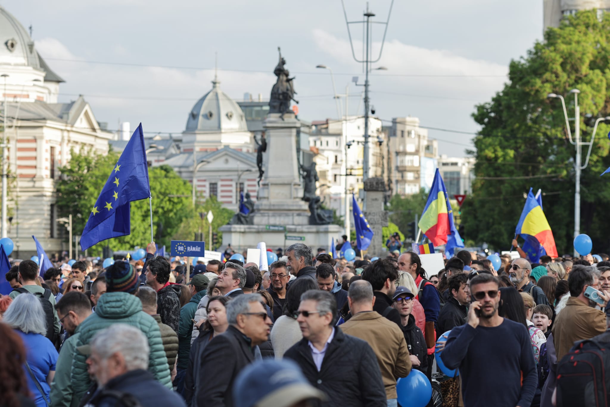 Miting pro Europa în București de Ziua Europei pentru susținerea apartenenţei la UE. Lumea a cântat „Imnul golanilor” și „Insieme”. Câți oameni au fost