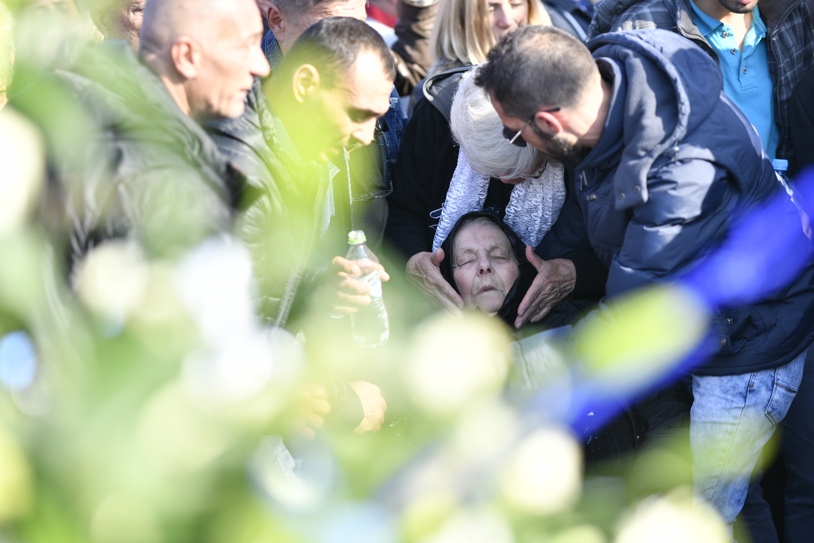 GALERIE FOTO / Mama lui Ilie Balaci a leșinat la înmormântarea fiului său