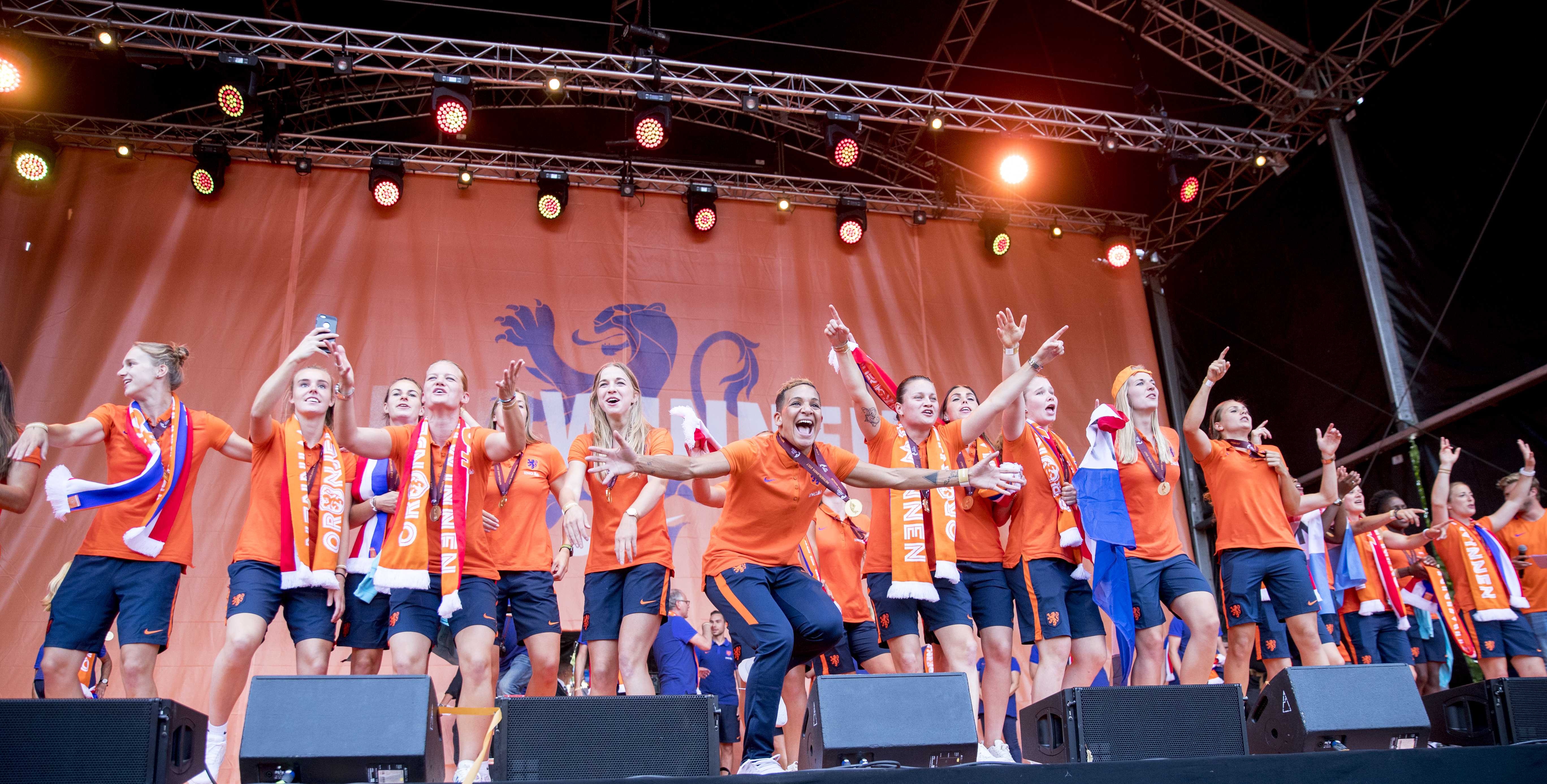 Naționala feminină de fotbal a Olandei a fost primită de mii de fani după ce a câștigat Euro 2017 / GALERIE FOTO&VIDEO