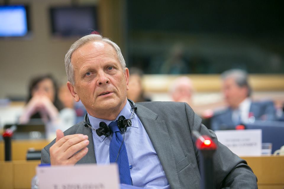 Atunci și acum / Theodor Stolojan, economistul care a ajuns premier după Mineriadă; S-a retras din cursa pentru Cotroceni, după momentul: ”Dragă Stolo”