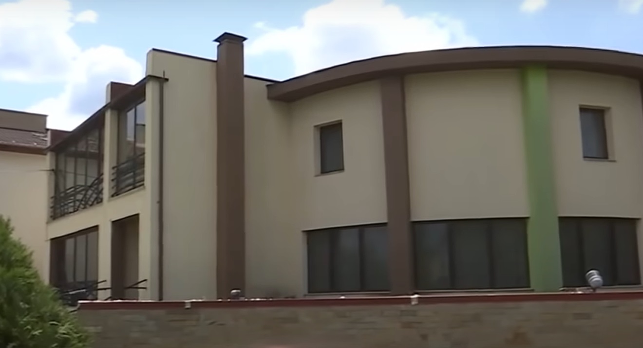 Imagini cu casa în care locuiește Mugur Mihăescu cu soția. Estimată la 800.000 de euro, vila are gazon pe acoperiș