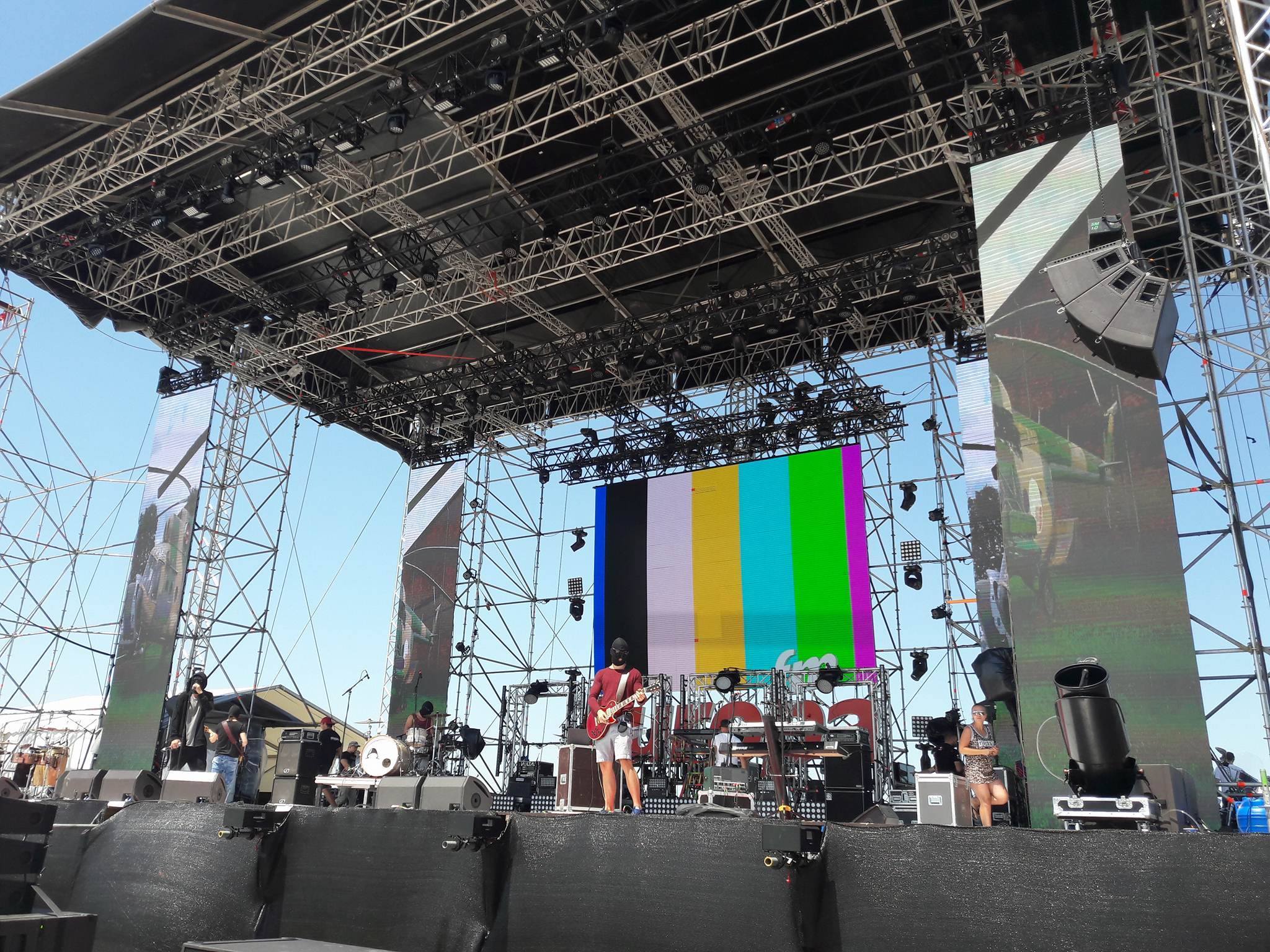 EXCLUSIV. Concertul Delia de la Europa FM live pe plajă a fost anulat din cauza vremii extreme. Distracția, în mlaștină la cel mai mare festival muzical de pe litoral