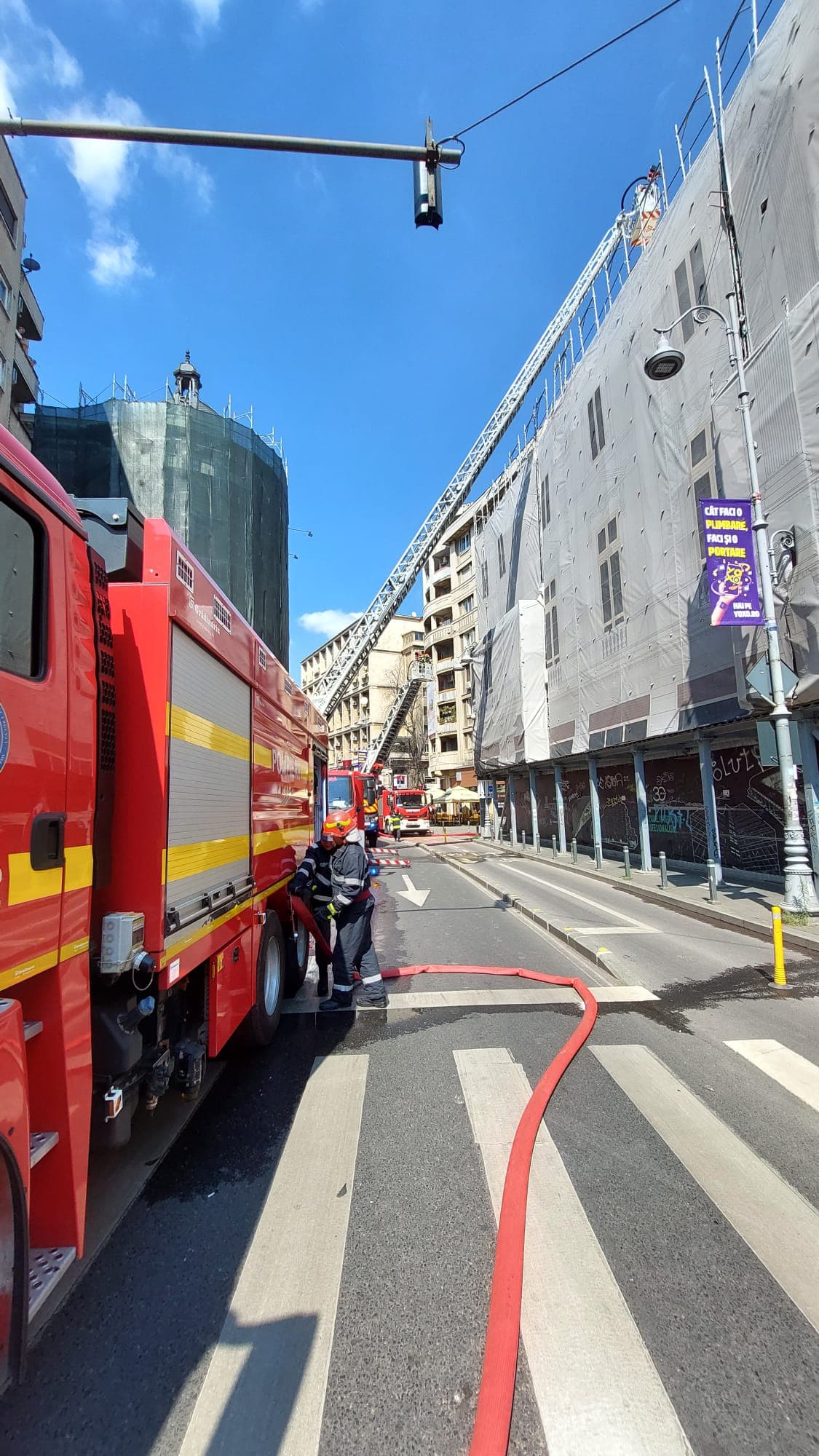 Incendiu în București, la o clădire din zona Piaţa Universităţii. Calea Victoriei, blocată