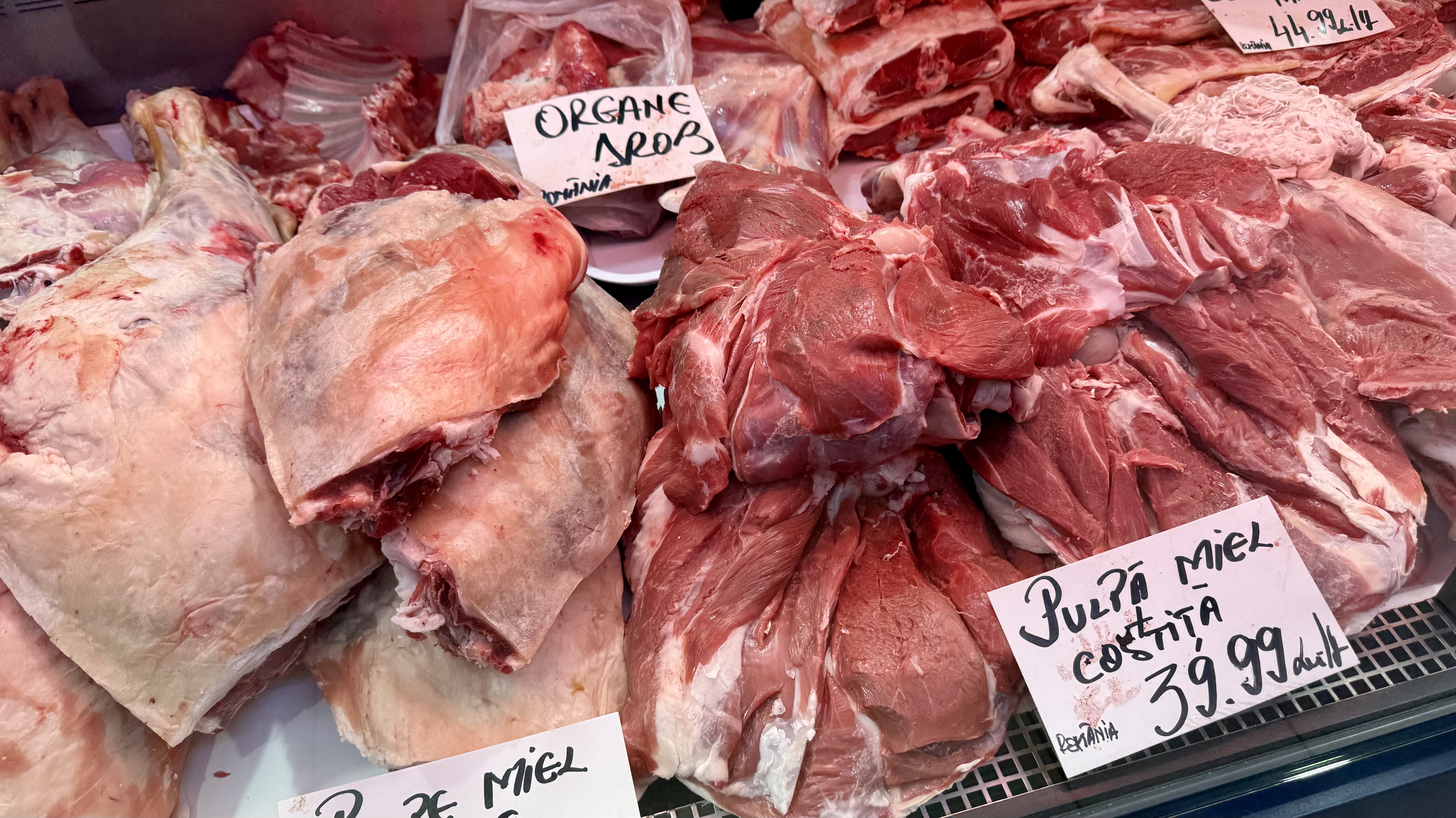 Preț miei Paște 2026. Cât costă kilogramul de carne de miel la București? „Am luat jumătate și am terminat bâlciul!”