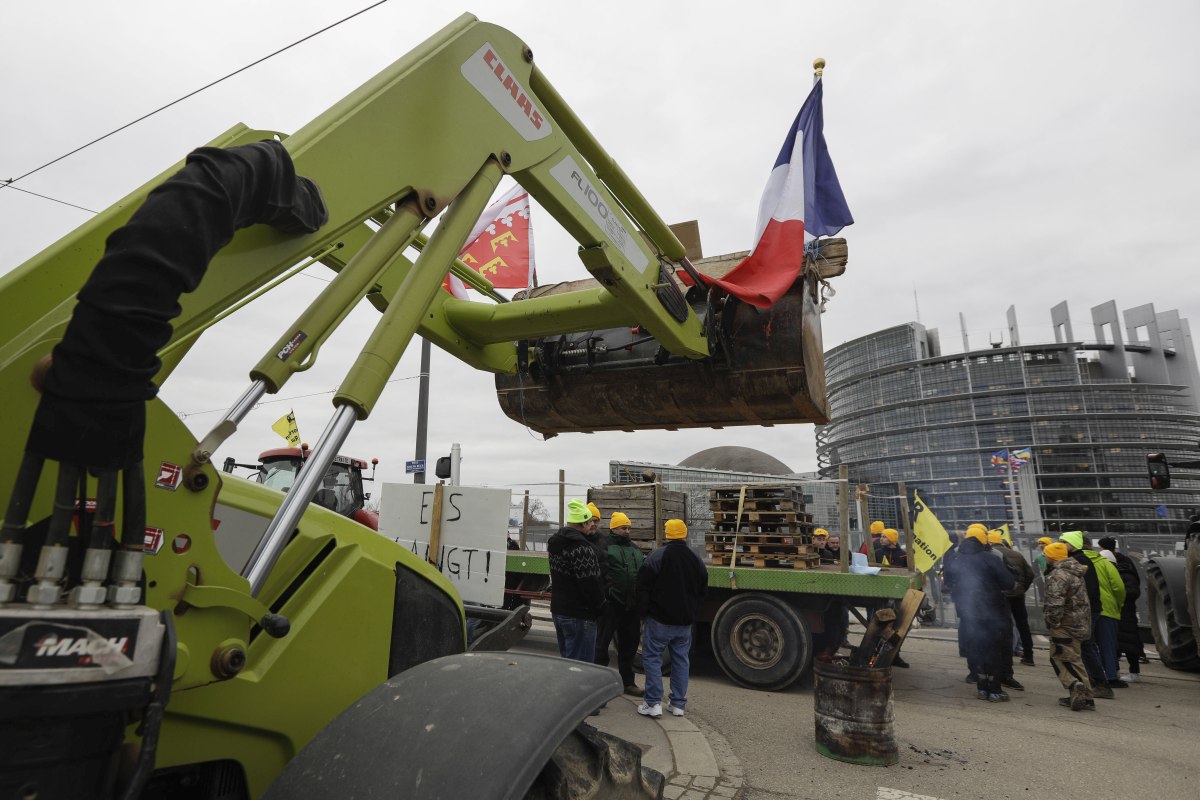 Protest al fermierilor francezi în fața Parlamentului European de la Strasbourg. Iohannis va rosti miercuri un discurs în PE