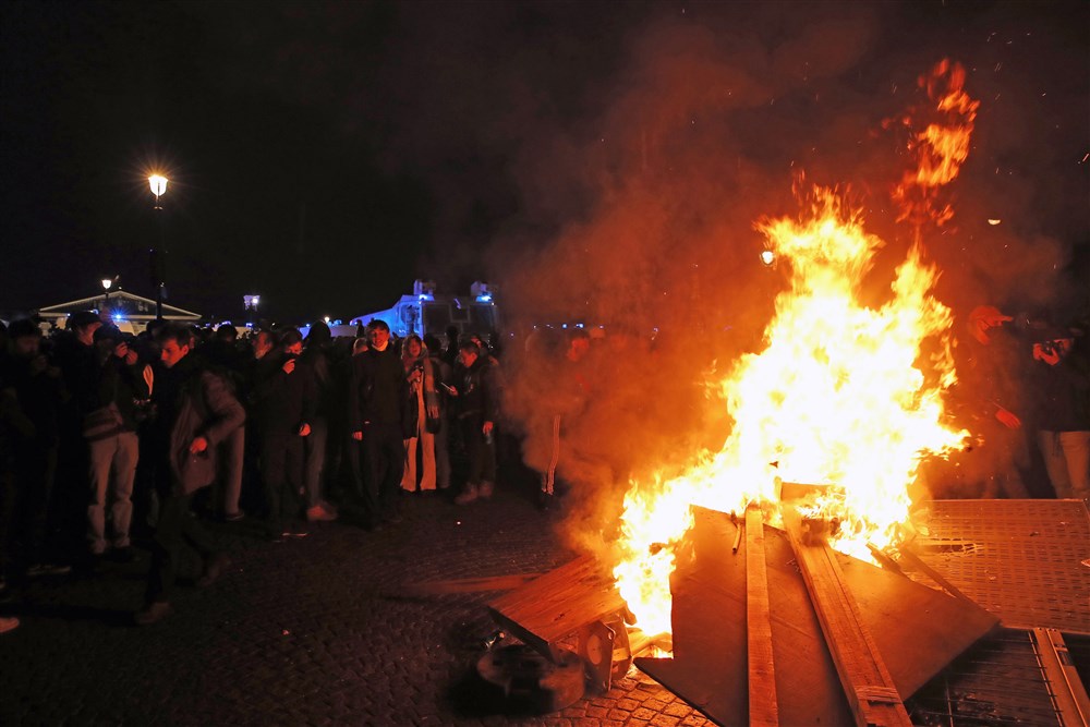 Noi manifestații în Franța față de reforma pensiilor. Protestatarii au dat foc în Place de la Concorde și au aruncat cu pietre în forțele de ordine. VIDEO