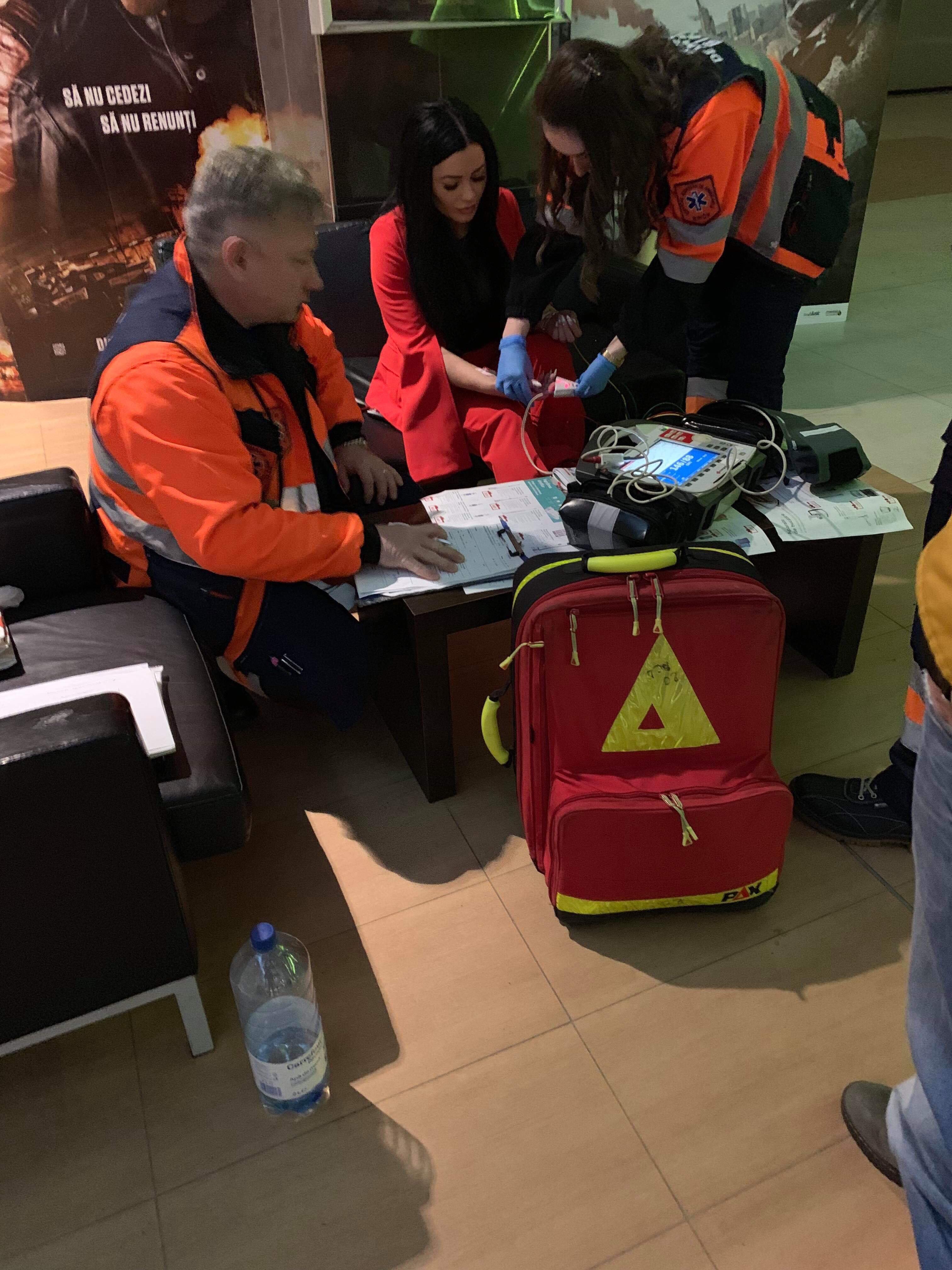 FOTO & VIDEO / I s-a făcut rău la un eveniment! Carmen de la Sălciua, la un pas de leșin! Medicii au intervenit de urgenţă