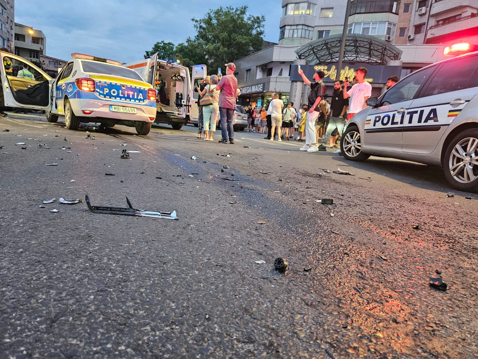 O autospecială de poliție în misiune, spulberată de o șoferiță care nu a acordat prioritate, la Constanța. Trei oameni au fost răniți