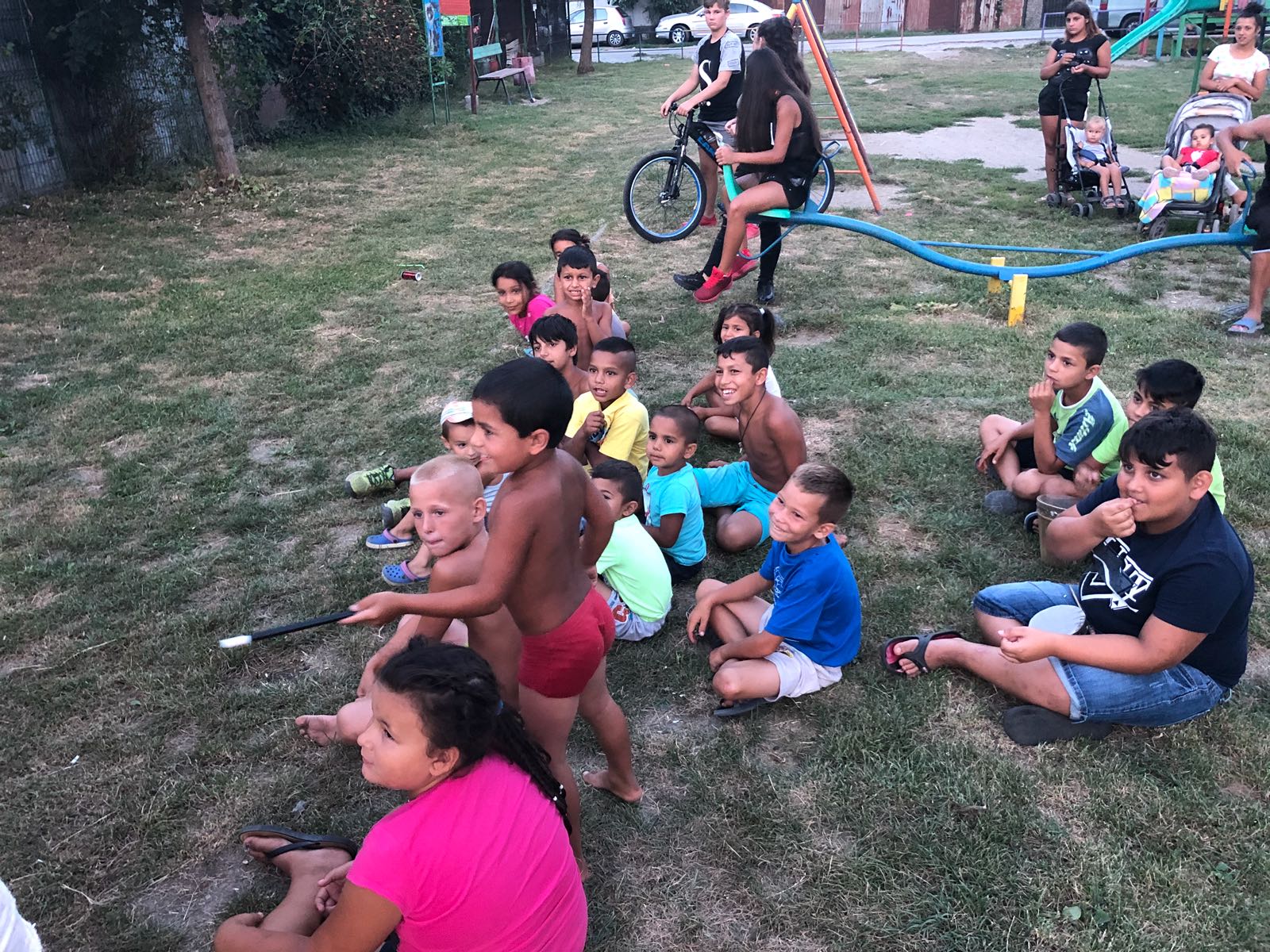 REPORTAJ/ Realitatea dură din mahalaua Timişoarei. Au vrut să facă teatru cu copiii, dar au pornit prin a-i învăța să spună "mulțumesc" şi să nu se mai ia la bătaie