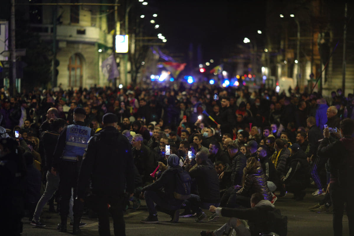 Protestul anti-restricții din Capitală, încheiat cu violențe și arestări. Manifestații și în alte orașe din țară