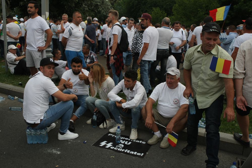 FOTO&VIDEO / Cum s-a desfăşurat mitingul PSD. Peste 100.000 de oameni au umplut Piaţa Victoriei