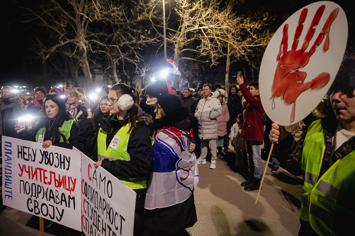 Cum protestează studenții sârbi prin marș și de ce strigă numele Laurei Kovesi