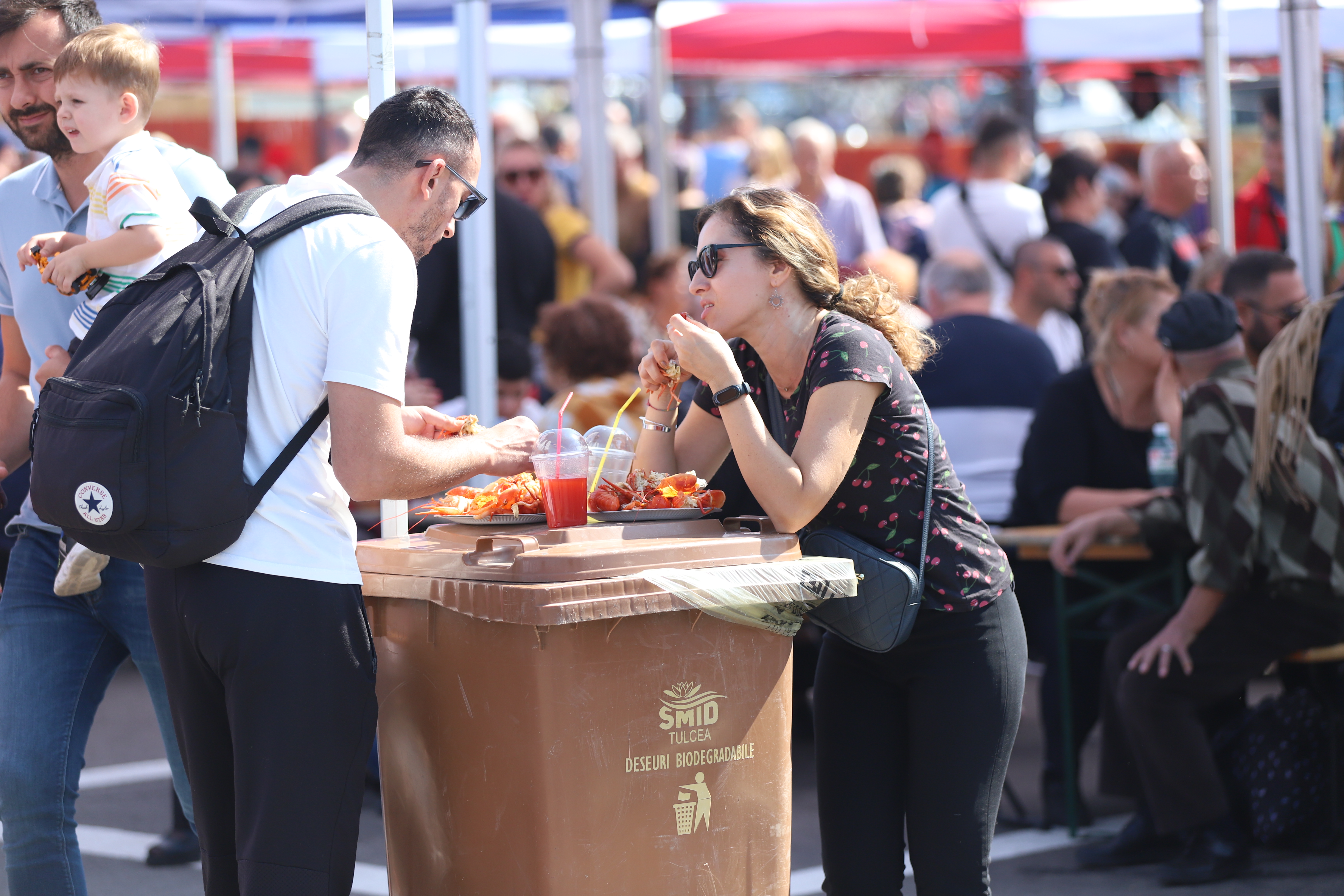 Secrete culinare de la Festivalul Borșului Lipovenesc din Jurilovca. Fără morcov, dar cu ardei și țicore de baltă: „Adevăratul gust îl dau oasele!” | FOTO REPORTAJ