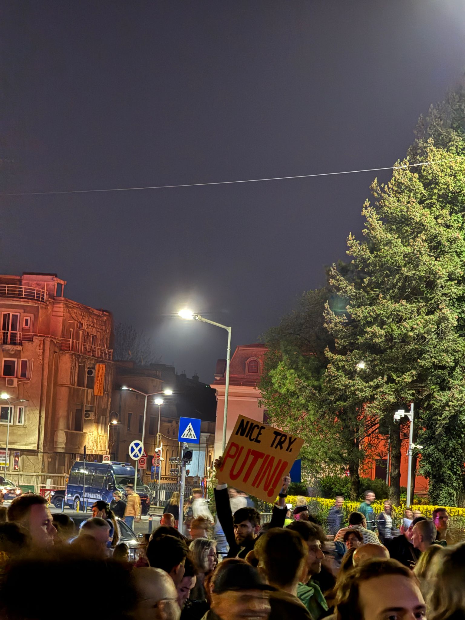 Miting EuRo Manifest în Piaţa Victoriei pentru susținerea apartenenţei la UE. Fanii lui Călin Georgescu, identificați de jandarmi