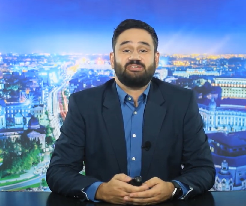 Cine e Bogdan Nicolai de la „Cronica Cârcotașilor”. Face echipă cu Ioana Petric şi Codruţ Kegheş, a.k.a. Dezbrăcatu, la Prima TV