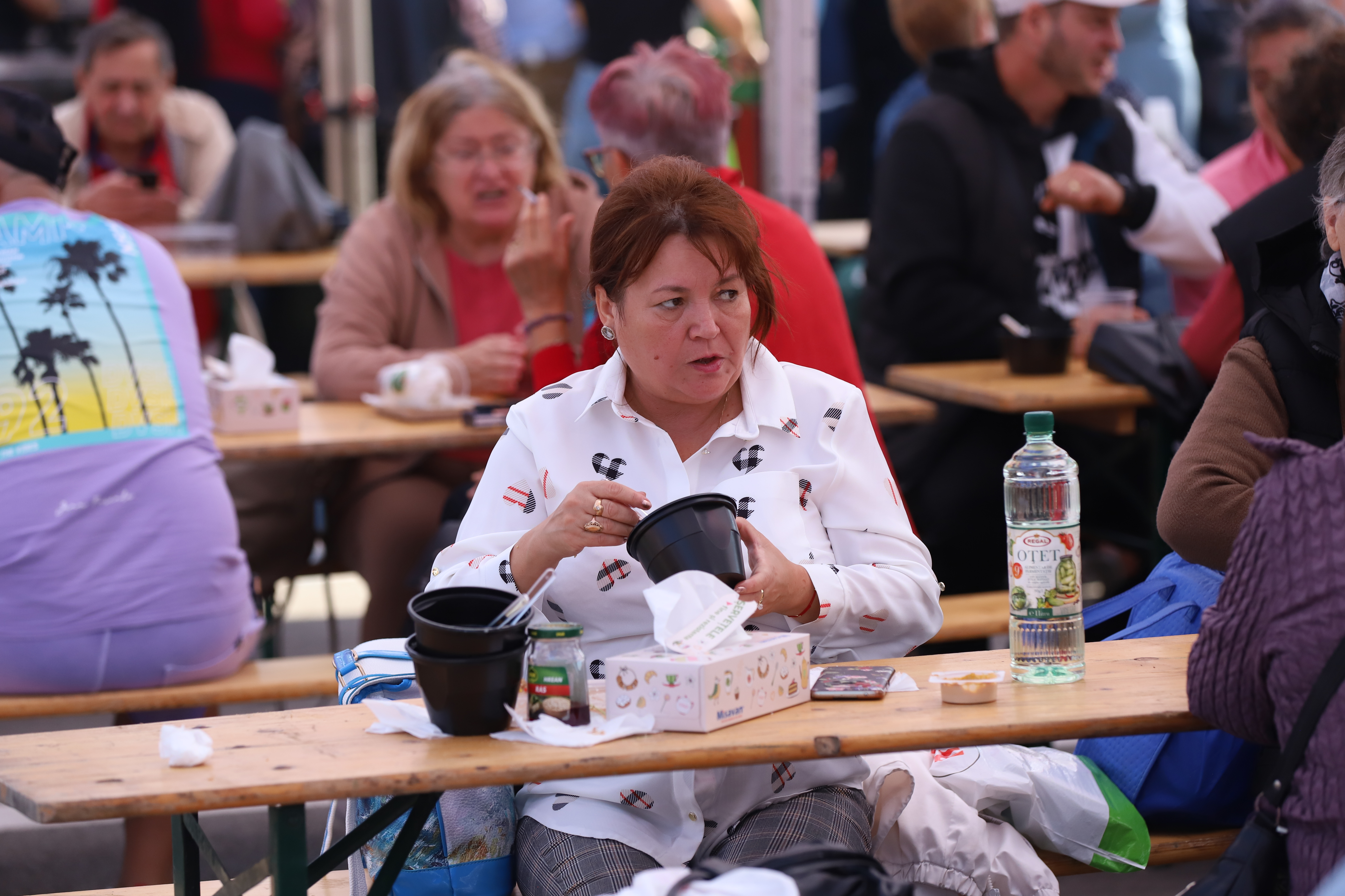Secrete culinare de la Festivalul Borșului Lipovenesc din Jurilovca. Fără morcov, dar cu ardei și țicore de baltă: „Adevăratul gust îl dau oasele!” | FOTO REPORTAJ