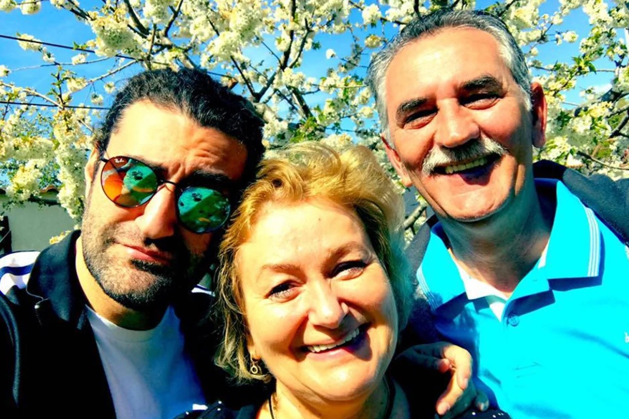 Cum a apărut Smiley alături de părinți și de fratele lui în ziua alegerilor parlamentare 2024. Artistul nu a votat în București