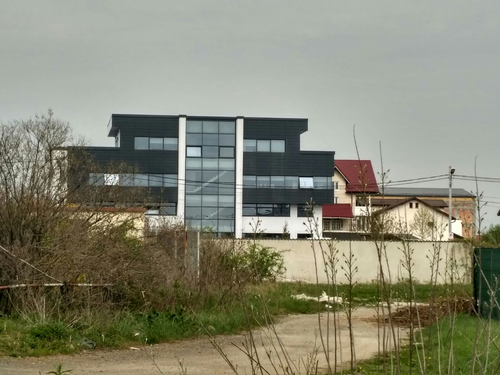 REPORTAJ: Ploiești, un oraș, două lumi total diferite: Viața în lux și viața printre gunoaie în urbea lui Caragiale/ VIDEO&FOTO