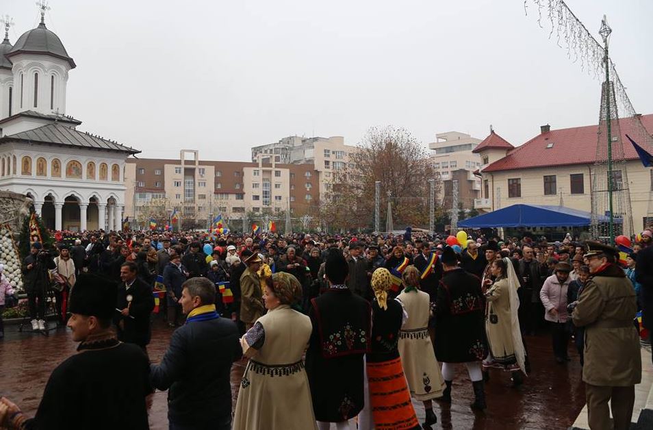 Militari în uniforme din Primul Război Mondial au defilat la Cluj de Ziua Națională. Mii de oameni din Ploiești au sărbătorit în ploaie Ziua Națională | FOTO&VIDEO